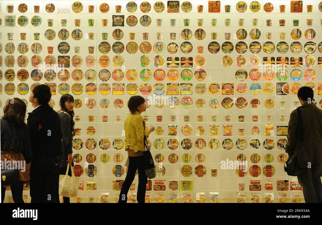 Bildnummer : 56200836 Datum : 20.10.2011 Copyright : imago/Xinhua (111020) -- TOKYO, 20 octobre 2011 (Xinhua) -- les visiteurs regardent les nouilles de tasse exposées dans un musée de nouilles de tasse à Yokohama, Japon, le 20 octobre 2011. Ce musée a été construit par Nissin Food Products Co., Ltd, en mémoire du concepteur de nouilles de tasse, M. Momofuku Ando. Les visiteurs peuvent apprendre à connaître l'histoire de Nissin Food Company, visiter les nouilles de tasse exposées et découvrir le processus de fabrication d'une nouille de tasse par eux-mêmes dans le musée. (Xinhua/Kenichiro Seki) (zys) JAPAN-TOKYO-CUP NOODLES-MUSEUM PUBLICATIONxNOTxINxCHN Wirtschaft Mus Banque D'Images