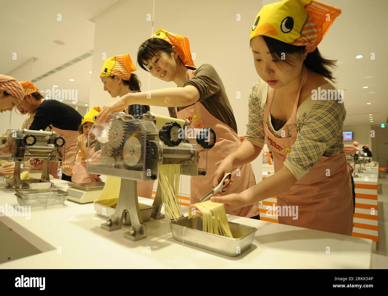 Bildnummer : 56200839 Datum : 20.10.2011 Copyright : imago/Xinhua (111020) -- TOKYO, 20 octobre 2011 (Xinhua) -- les visiteurs fabriquent des nouilles dans un musée de nouilles de tasse à Yokohama, Japon, le 20 octobre 2011. Ce musée a été construit par Nissin Food Products Co., Ltd, en mémoire du concepteur de nouilles de tasse, M. Momofuku Ando. Les visiteurs peuvent apprendre à connaître l'histoire de Nissin Food Company, visiter les nouilles de tasse exposées et découvrir le processus de fabrication d'une nouille de tasse par eux-mêmes dans le musée. (Xinhua/Kenichiro Seki) (zys) JAPAN-TOKYO-CUP NOODLES-MUSEUM PUBLICATIONxNOTxINxCHN Wirtschaft Museum Nudelmuseum Cup Banque D'Images