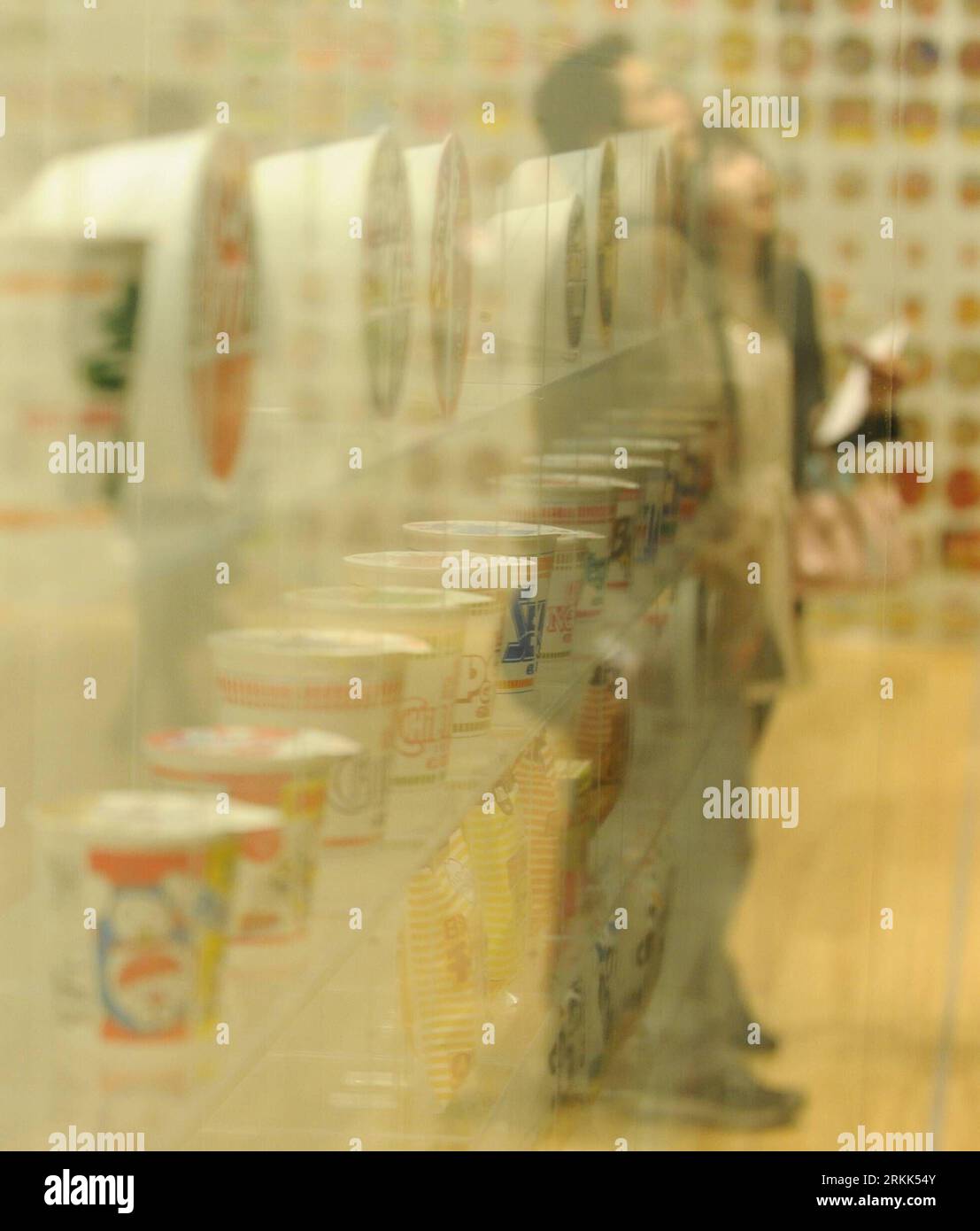 Bildnummer : 56200838 Datum : 20.10.2011 Copyright : imago/Xinhua (111020) -- TOKYO, 20 octobre 2011 (Xinhua) -- les visiteurs regardent les nouilles de tasse exposées dans un musée de nouilles de tasse à Yokohama, Japon, le 20 octobre 2011. Ce musée a été construit par Nissin Food Products Co., Ltd, en mémoire du concepteur de nouilles de tasse, M. Momofuku Ando. Les visiteurs peuvent apprendre à connaître l'histoire de Nissin Food Company, visiter les nouilles de tasse exposées et découvrir le processus de fabrication d'une nouille de tasse par eux-mêmes dans le musée. (Xinhua/Kenichiro Seki) (zys) JAPAN-TOKYO-CUP NOODLES-MUSEUM PUBLICATIONxNOTxINxCHN Wirtschaft Mus Banque D'Images