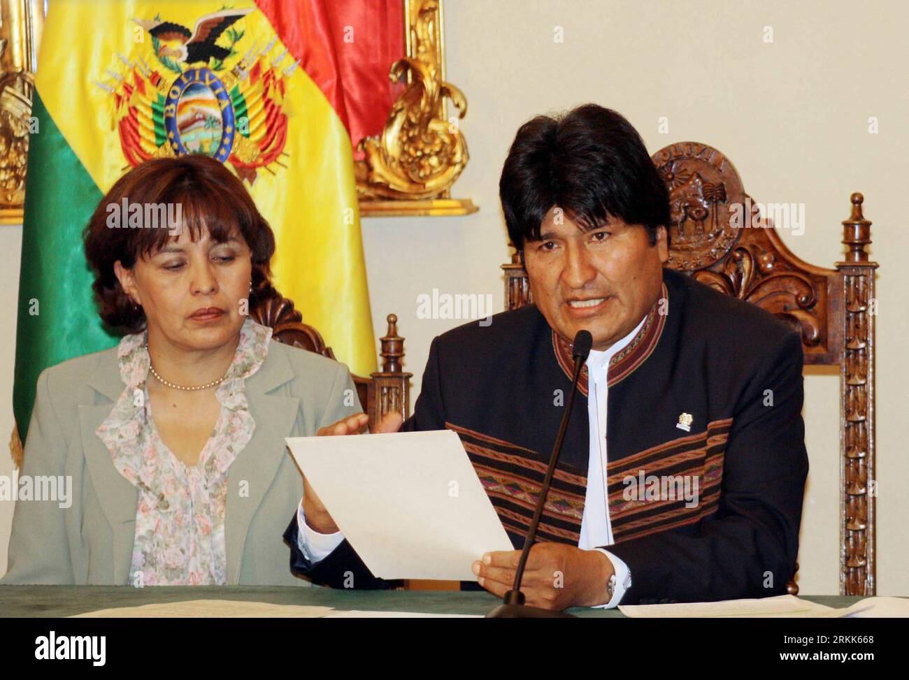 111022 -- LA PAZ, 22 octobre 2011 Xinhua -- le président bolivien Evo Morales R annonce un nouveau projet de loi pour la construction d'une route controversée, à la Paz, Bolivie, le 21 octobre 2011. Le projet original a provoqué des protestations et des confrontations de la Bolivie indigène indigène du territoire sécurisé d Isiboro TIPNIS, pour son acronyme espagnol, qui a commencé une marche vers la Paz, où ils ont été accueillis vendredi par Evo Morales. Xinhua/ABI axy BOLIVIA-LA PAZ-TIPNIS PUBLICATIONxNOTxINxCHN Banque D'Images