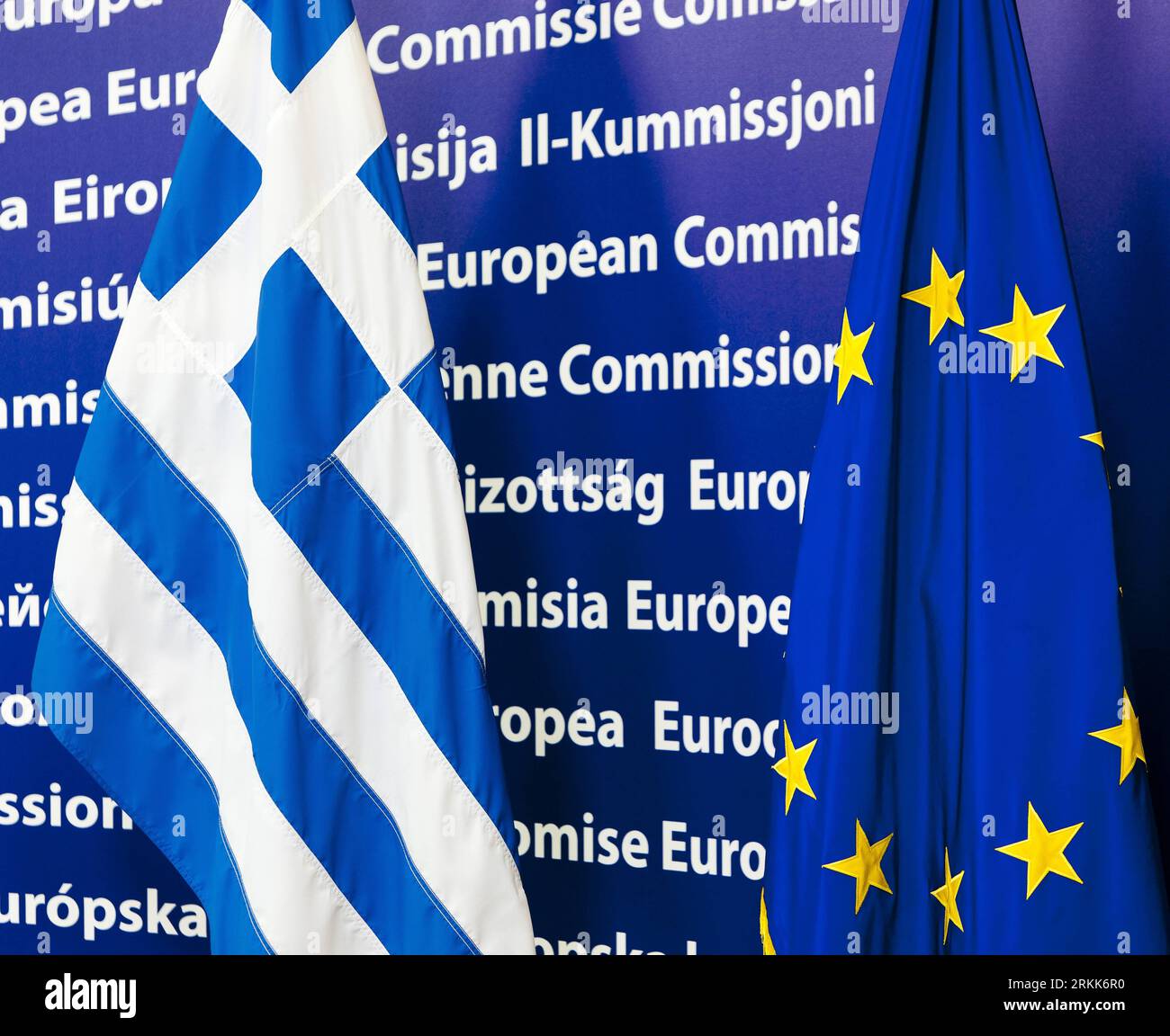 Bildnummer : 56206510 Datum : 22.10.2011 Copyright : imago/Xinhua (111022) -- BRUXELLES, 22 octobre 2011(Xinhua) -- drapeau de l'UE et drapeau national grec au siège de l'UE à Bruxelles, capitale de la Belgique, le 22 octobre 2011. Les pays de l'Euroszone tiendront deux sommets dimanche et mercredi prochain, portant sur les questions de la dette grecque. (Xinhua/Thierry Monasse)(yt) BELGIQUE-BRUXELLES-eu-GRÈCE PUBLICATIONxNOTxINxCHN Politik Fahne Objekte eu Europafahne GRE Griechenlandfahne Highlight Symbol Krise xda x0x 2011 quadrat 56206510 Date 22 10 2011 Copyright Imago XINHUA Bruxelles OCT 22 2011 XINHUA eu FLA Banque D'Images