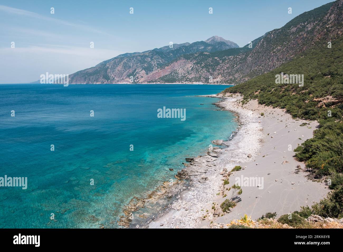 Belle section de la côte sud de la crète prise du sentier de randonnée européen E4 longue distance entre Agia Roumeli et Loutro Banque D'Images