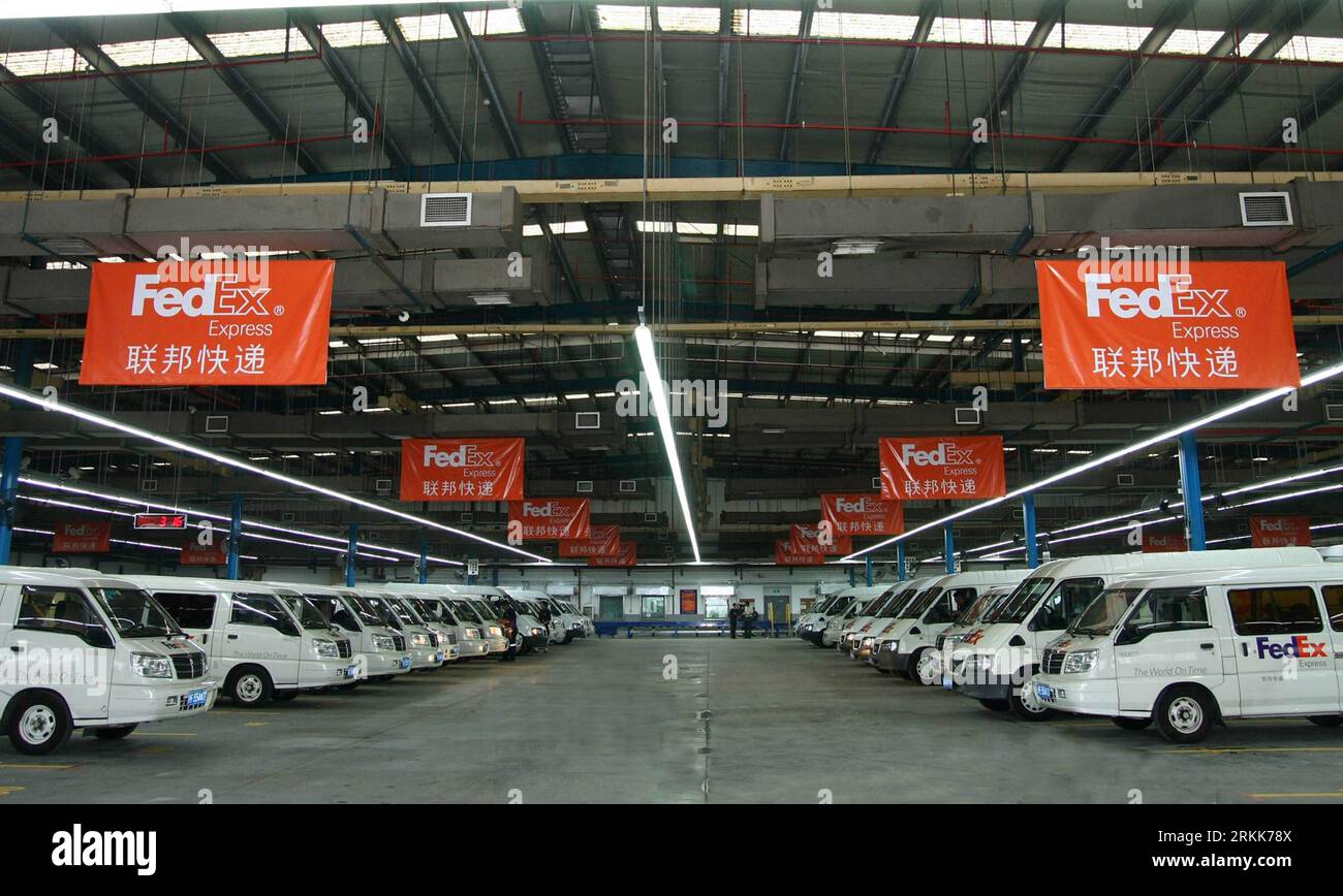 Bildnummer : 56208319 Datum : 01.08.2011 Copyright : imago/Xinhua (111023) -- HANGZHOU, 23 octobre 2011 (Xinhua) -- la photo prise le 1 août 2011 montre un centre de transport de 5 140 mètres carrés de FedEx dans la municipalité de Shanghai de l'est de la Chine. Ces dernières années, le commerce électronique en Chine a embrassé le printemps de la prospérité, qui a donné lieu à la poussée d'affaires des sociétés de livraison express. Selon les statistiques publiées par le Bureau national des postes de Chine, le volume d'affaires quotidien moyen de la livraison express a atteint 10 millions en 2010, soit 1 000 fois par rapport à 1990. Et dans le premier nin Banque D'Images