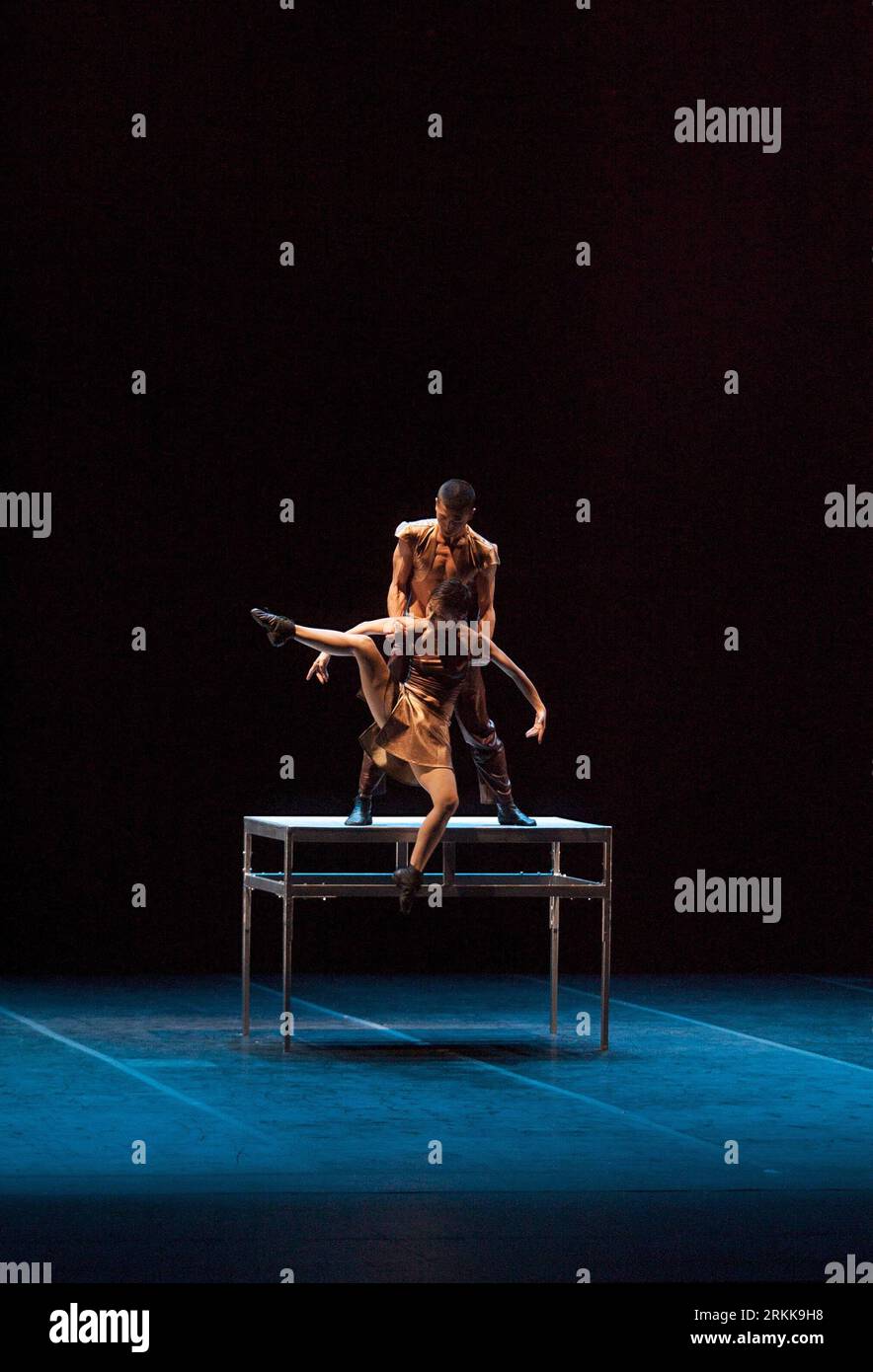 Bildnummer : 56214025 Datum : 24.10.2011 Copyright : imago/Xinhua (111025) -- GUANAJUATO, 25 octobre 2011 (Xinhua) -- des acteurs chinois de Beijing Dance LDTX interprètent une danse moderne One Table N Chairs lors du 39e Festival international des arts Cervantes à Guanajuato, Mexique, le 24 octobre 2011. (Xinhua/Shi Sisi) (zys) MEXICO-GUANAJUATO-CHINA-DANCE PUBLICATIONxNOTxINxCHN People Kultur Akrobatik Aktion x0x xtm 2011 hoch 56214025 Date 24 10 2011 Copyright Imago XINHUA Guanajuato OCT 25 2011 les acteurs chinois XINHUA de Beijing Dance LDTX interprètent Modern Dance One Table n Chairs au cours du 39e Cervan Banque D'Images