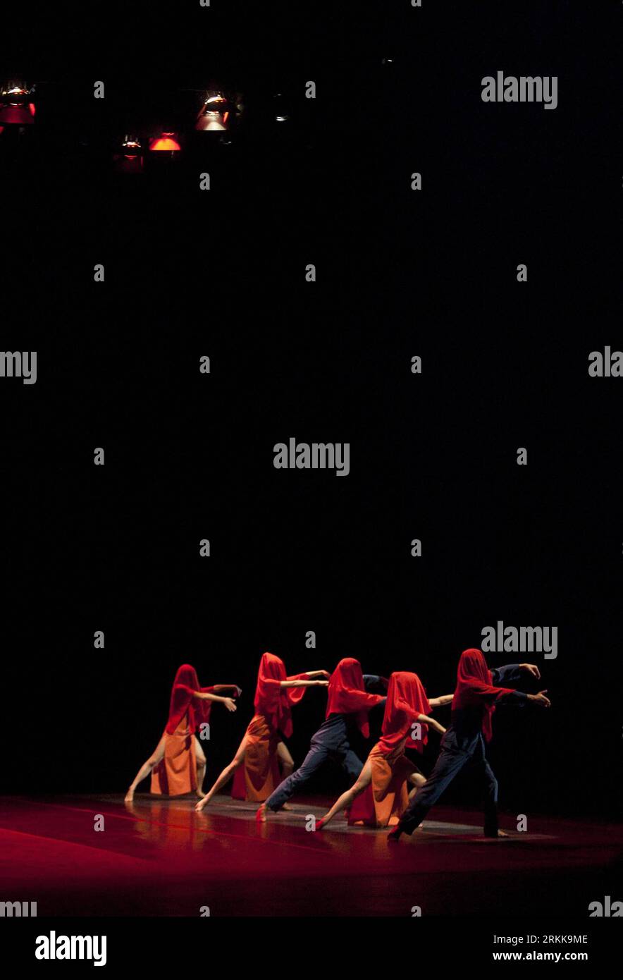 Bildnummer : 56214028 Datum : 24.10.2011 Copyright : imago/Xinhua (111025) -- GUANAJUATO, 25 octobre 2011 (Xinhua) -- des acteurs chinois de Beijing Dance LDTX interprètent la danse moderne River Red lors du 39e Festival international des arts Cervantes à Guanajuato, Mexique, le 24 octobre 2011. (Xinhua/Shi Sisi) (zys) MEXICO-GUANAJUATO-CHINA-DANCE PUBLICATIONxNOTxINxCHN People Kultur Akrobatik Aktion x0x xtm 2011 hoch 56214028 Date 24 10 2011 Copyright Imago XINHUA Guanajuato OCT 25 2011 les acteurs chinois XINHUA de Beijing Dance LDTX interprètent Modern Dance River Red lors du 39e Cervantes International Banque D'Images