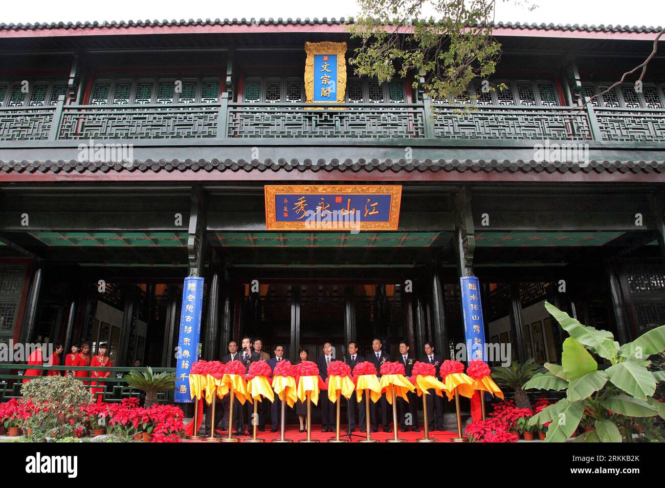 Bildnummer : 56220309 Datum : 26.10.2011 Copyright : imago/Xinhua (111026) -- ZHENJIANG, 26 octobre 2011 (Xinhua) -- la photo prise le 26 octobre 2011 montre la scène d'une cérémonie qui marque l'ouverture publique de la réplique de la Chambre de Wenzong à Zhenjiang, province du Jiangsu dans l'est de la Chine. Une réplique de la chambre de Wenzong en ruine, l'une des sept bibliothèques impériales de la dynastie Qing (1644-1911 AD), a été ouverte au public mercredi à Zhenjiang. Construite en 1779 mais incendiée en 1853, la bibliothèque originale servait à conserver de nombreux classiques, dont le Siku Quanshu , la plus grande collection de Banque D'Images