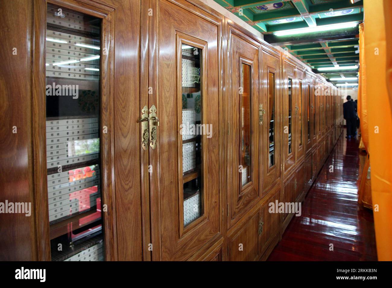Bildnummer : 56220310 Datum : 26.10.2011 Copyright : imago/Xinhua (111026) -- ZHENJIANG, 26 octobre 2011 (Xinhua) -- la photo prise le 26 octobre 2011 montre des étagères, dans lesquelles des photocopies du Siku Quanshu ont été conservées, à l'intérieur de la réplique de la Chambre de Wenzong à Zhenjiang, province de Jiangsu dans l'est de la Chine. Une réplique de la chambre de Wenzong en ruine, l'une des sept bibliothèques impériales de la dynastie Qing (1644-1911 AD), a été ouverte au public mercredi à Zhenjiang. Construite en 1779 mais incendiée en 1853, la bibliothèque originale servait à conserver de nombreux classiques dont le Siku Quanshu , le plus grand Banque D'Images