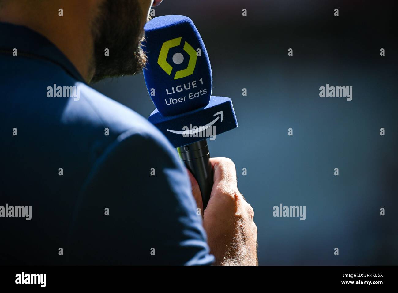 Microphone Amazon Prime Video lors du match de football de Ligue 1 entre le LOSC Lille et le FC Nantes le 20 août 2023 au stade Pierre Mauroy à Villeneuve-d'Ascq près de Lille - photo Matthieu Mirville/DPPI crédit : DPPI Media/Alamy Live News Banque D'Images