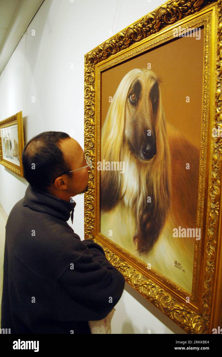 Bildnummer : 56221934 Datum : 27.10.2011 Copyright : imago/Xinhua (111027) -- SHENYANG, 27 octobre 2011 (Xinhua) -- Un visiteur regarde une peinture de chien exposée au musée d'art de l'Académie Luxun des Beaux-Arts à Shenyang, capitale de la province du Liaoning du nord-est de la Chine, 27 octobre 2011. Une exposition présentant les œuvres du peintre chinois Ma Guang, un maître de la peinture canine, a été inaugurée jeudi à Shenyang. (Xinhua/Yang Qing) (lmm) CHINA-LIAONING-SHENYANG-DOG PAINTINGS-EXHIBITION (CN) PUBLICATIONxNOTxINxCHN Gesellschaft Kultur Malerei Ausstellung xjh x0x 2011 hoch 56221934 Date 27 10 2011 Banque D'Images