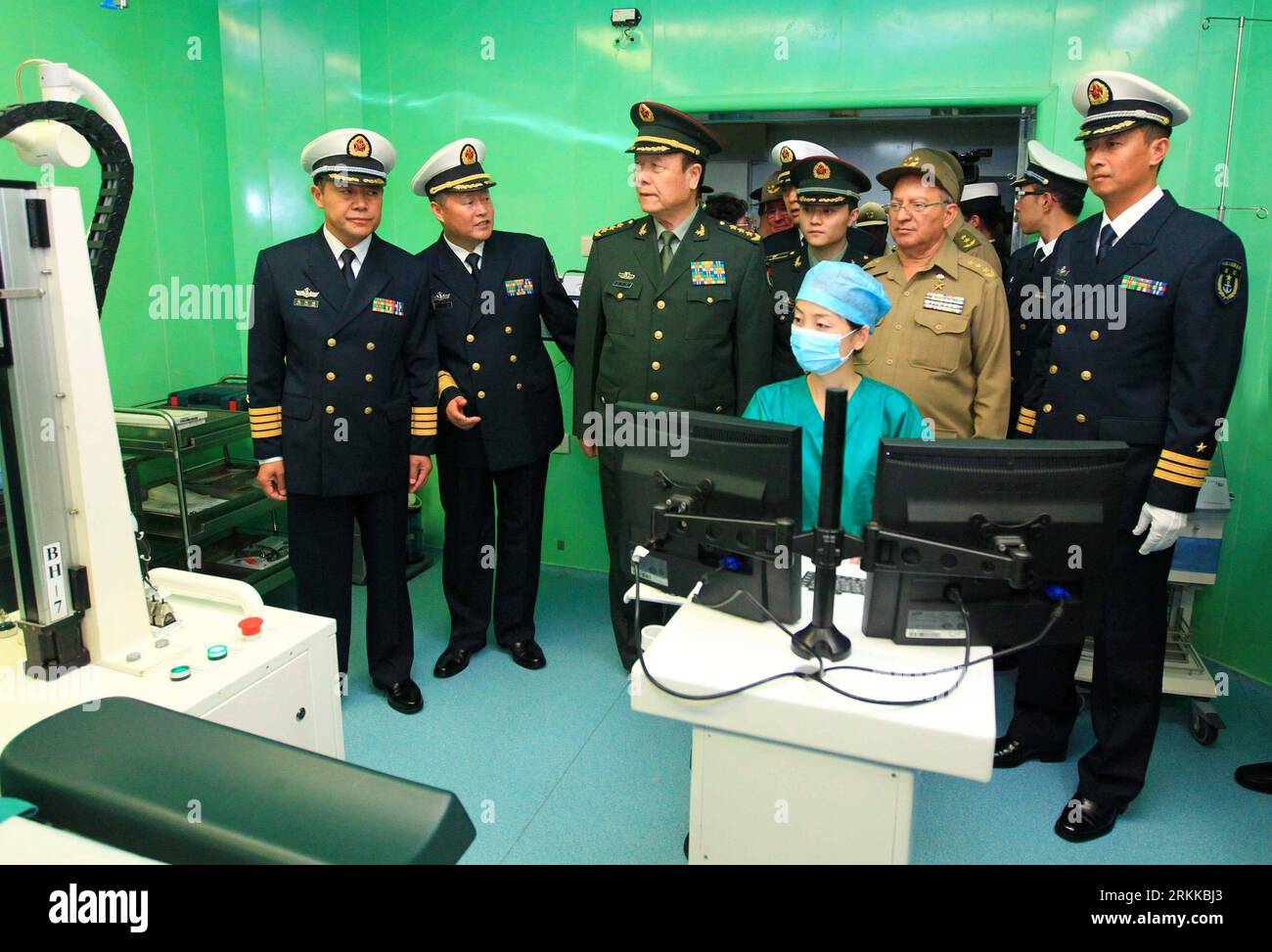 Bildnummer : 56221983 Datum : 26.10.2011 Copyright : imago/Xinhua (111027) -- LA HAVANE, 27 octobre 2011 (Xinhua) -- le vice-président de la Commission militaire centrale chinoise Guo Boxiong (3e L) voit le système de commande à distance du robot sur le navire-hôpital Peace Ark de la Marine chinoise au port de la Havane, le 26 octobre 2011. Guo est arrivé à Cuba le 25 octobre pour une visite officielle de bonne volonté. (Xinhua/Zha Chunming) (zx) CUBA-CHINE- NAVIRE-HÔPITAL PEACE ARK-GUO BOXIONG PUBLICATIONxNOTxINxCHN People Politik Militär Lazarettschiff xjh x0x 2011 quer 56221983 Date 26 10 2011 Copyright Imago XINHUA H. Banque D'Images