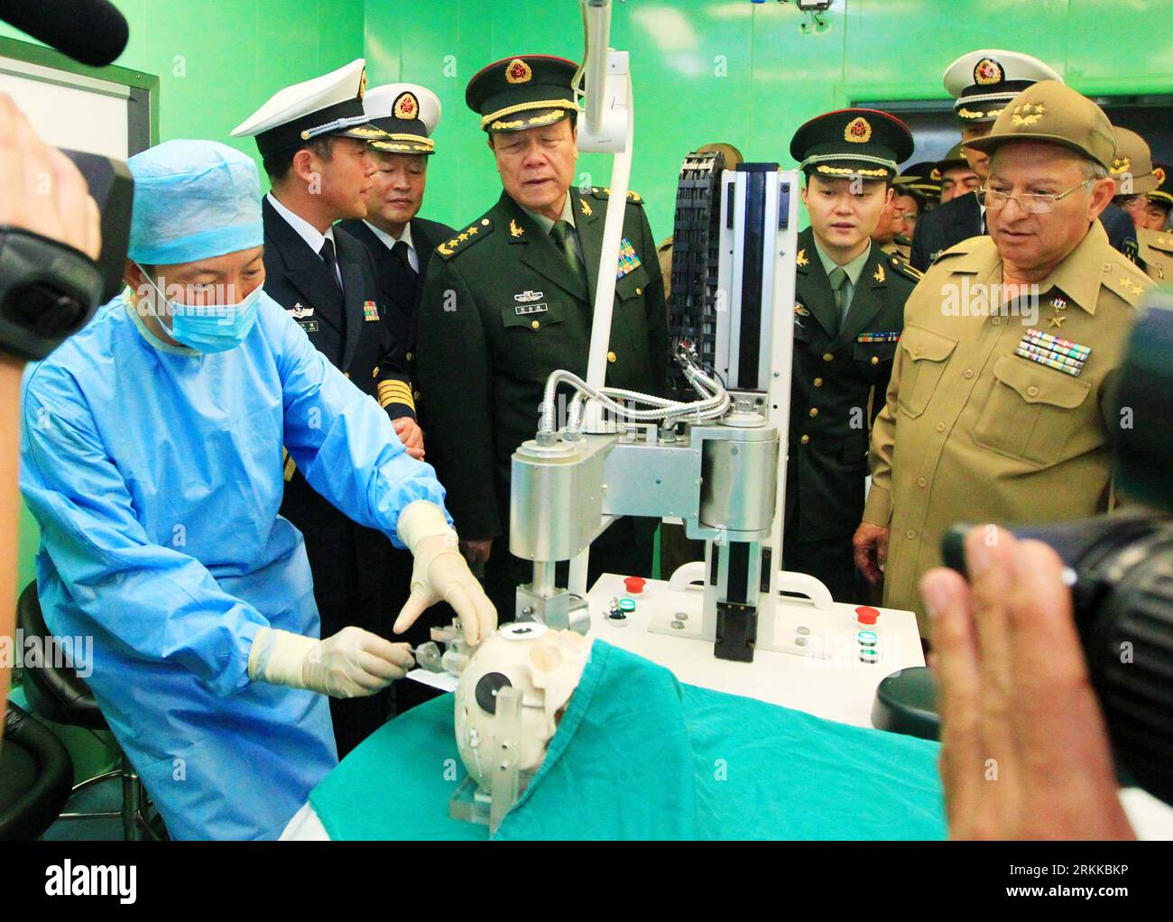 Bildnummer : 56221977 Datum : 26.10.2011 Copyright : imago/Xinhua (111027) -- LA HAVANE, 27 octobre 2011 (Xinhua) -- le vice-président de la Commission militaire centrale de Chine, Guo Boxiong (4e L), voit le système de fonctionnement du robot sur le navire-hôpital Ark de la Marine chinoise au port de la Havane, le 26 octobre 2011. Guo est arrivé à Cuba le 25 octobre pour une visite officielle de bonne volonté. (Xinhua/Zha Chunming) (zx) CUBA-CHINE- NAVIRE-HÔPITAL PEACE ARK-GUO BOXIONG PUBLICATIONxNOTxINxCHN People Politik Militär Lazarettschiff xjh x0x 2011 quer 56221977 Date 26 10 2011 Copyright Imago XINHUA Havana OCT 27 2011 XINHUA Vice Banque D'Images