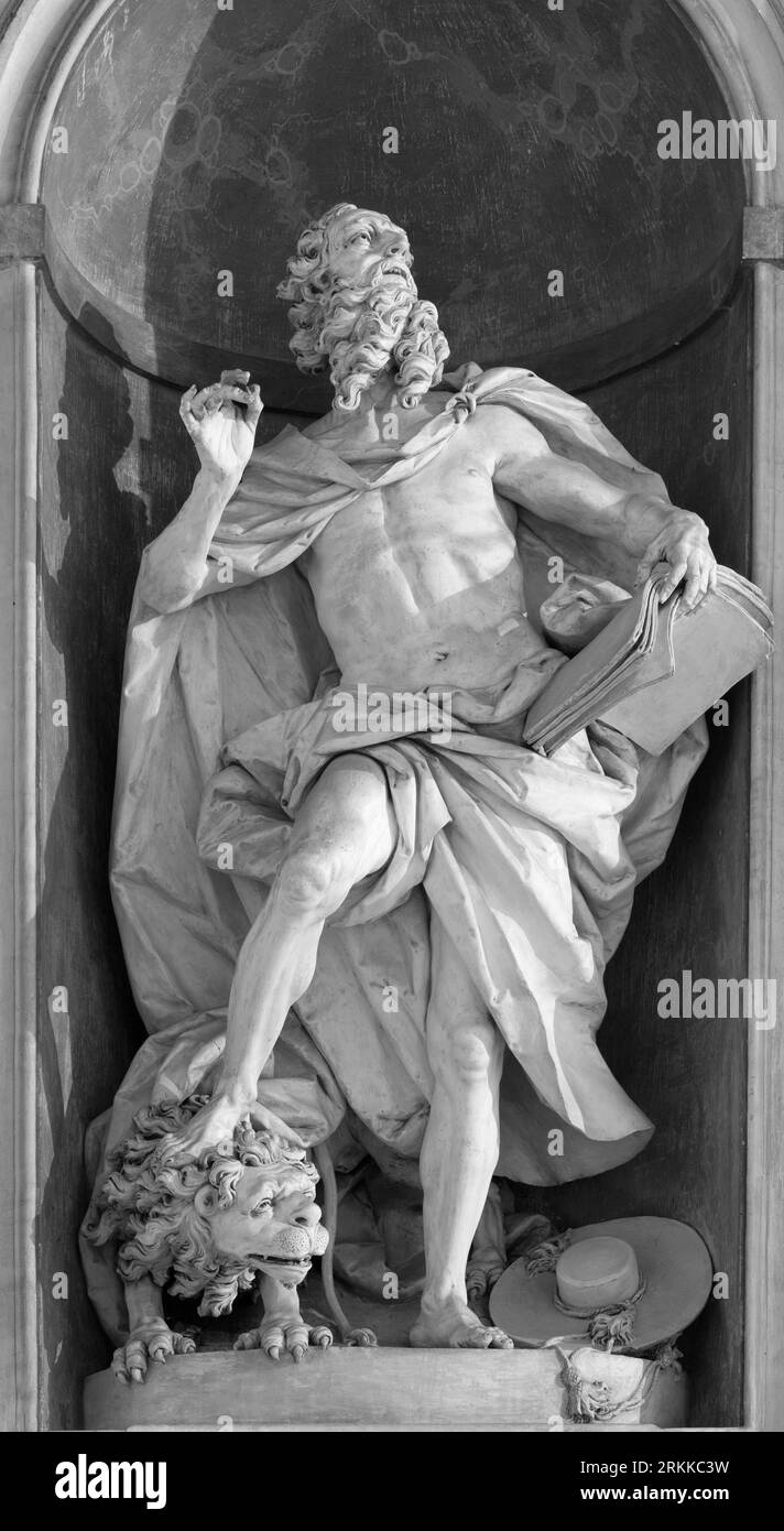 GÊNES, ITALIE - 7 MARS 2023 : la statue de Saint Jérôme dans l'église Basilica di Santa Maria Assunta par Diego Carlone (1740). Banque D'Images