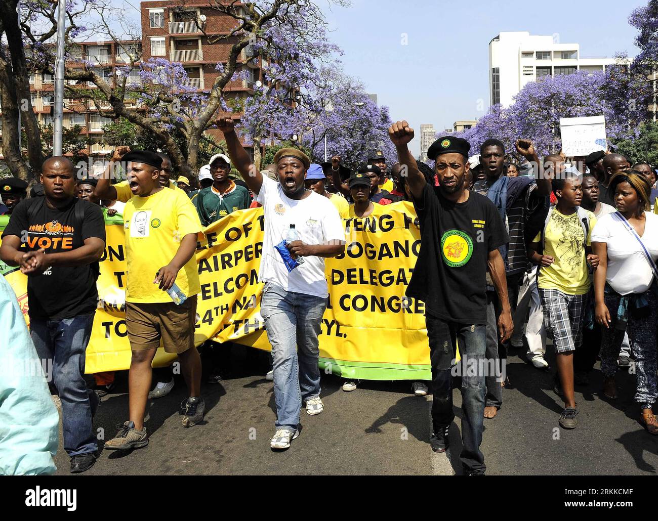 Bildnummer : 56226568 Datum : 28.10.2011 Copyright : imago/Xinhua (111028) -- PRETORIA, 28 octobre 2011 (Xinhua) -- des manifestants prennent part à la marche pour la liberté économique à Pretoria, Afrique du Sud, le 28 octobre 2011. Des milliers de personnes ont assisté au rassemblement organisé par la Ligue des jeunes du Congrès national africain au pouvoir en Afrique du Sud pour appeler à la liberté économique et à la nationalisation des minéraux. (Xinhua/Li Qihua) (msq) SOUTH AFRICA-ANG YOUTH LEAGUE-MARCH PUBLICATIONxNOTxINxCHN Gesellschaft Politik Demo Protest Südafrika Wirtschaft Friedensmarsch ANC Jugend x0x xst premiumd 2011 quer Highlight 56226568 Date 28 10 Banque D'Images