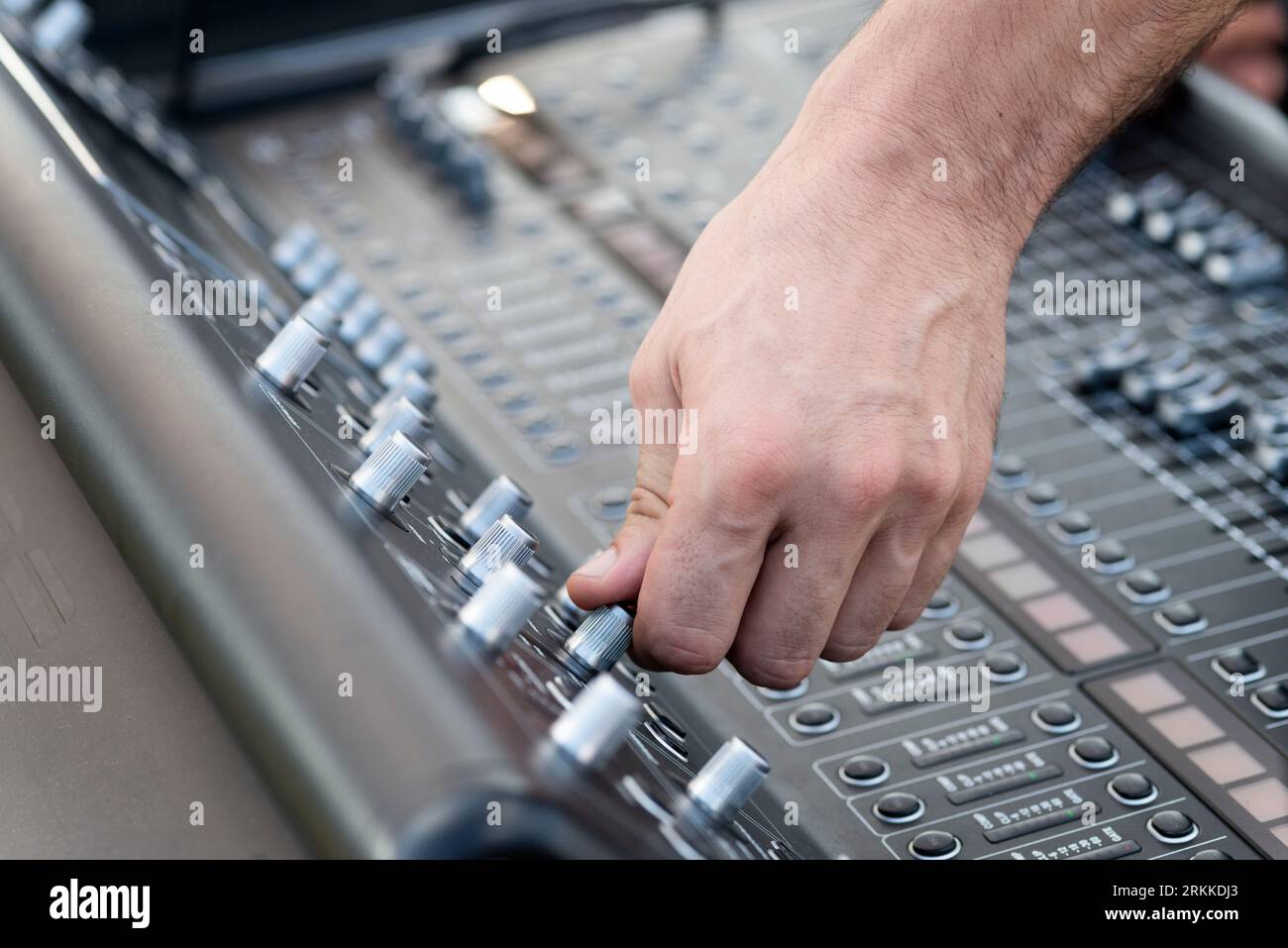 Ingénieur du son ingénieur du son professionnel d'exploitation au concert en direct, la main. Banque D'Images