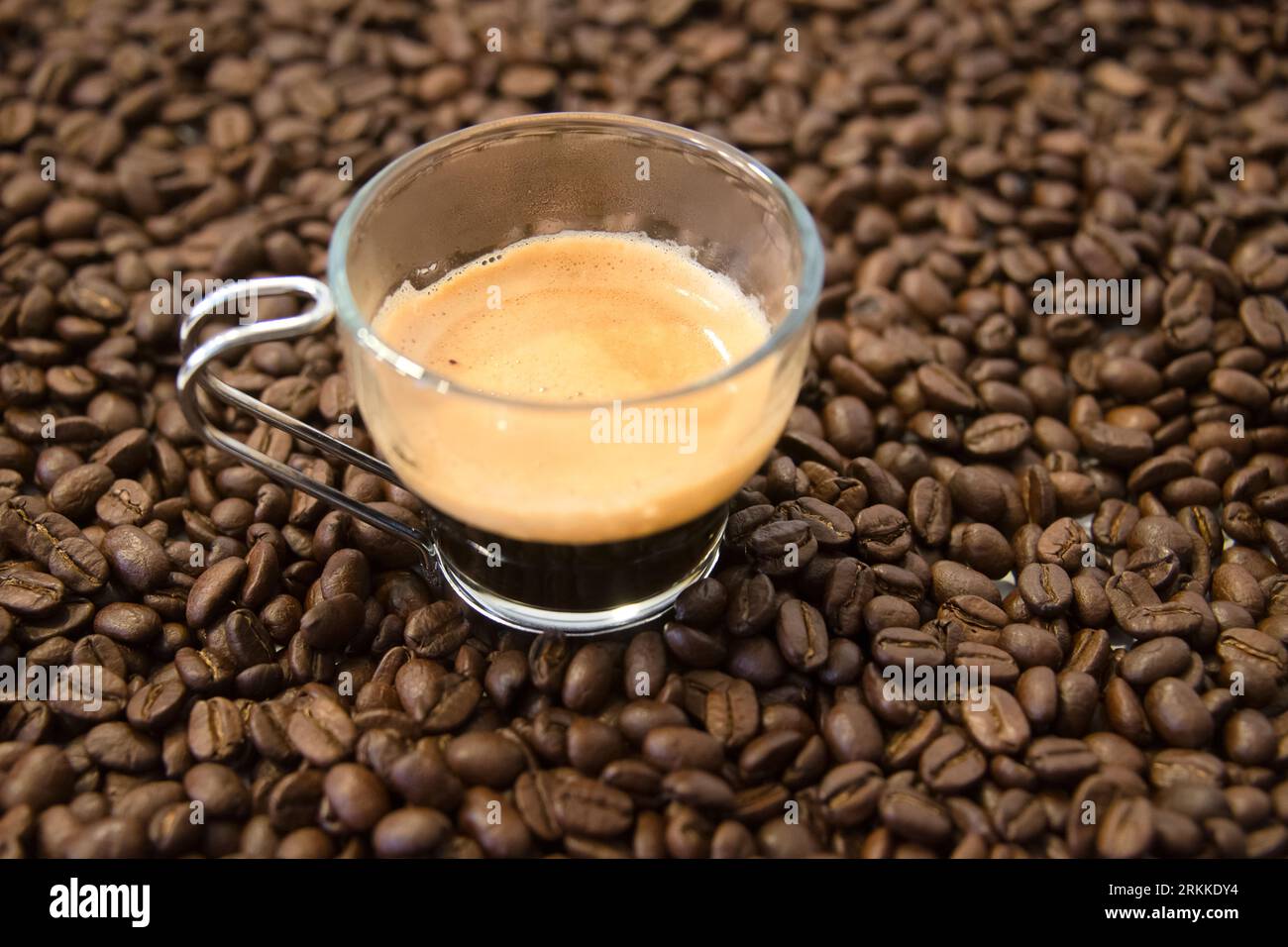 Une tasse d'espresso sur des grains de café Banque D'Images