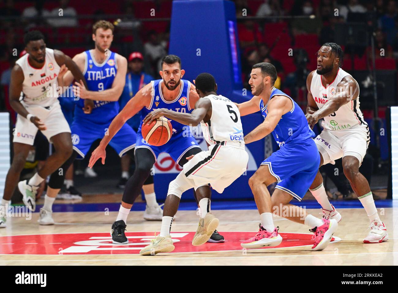 Bulacan, Philippines. 25 août 2023. Giampaolo Ricci (à gauche), Marco Spissu (à droite) de l'équipe italienne de basket-ball masculin et Childe Dundao (à droite) de l'équipe angolaise de basket-ball masculin vus en action lors du match de coupe du monde FIBA masculin de basket-ball 2023 entre l'Angola et l'Italie à la Philippine Arena. Score final ; Italie 81:67 Angola. Crédit : SOPA Images Limited/Alamy Live News Banque D'Images