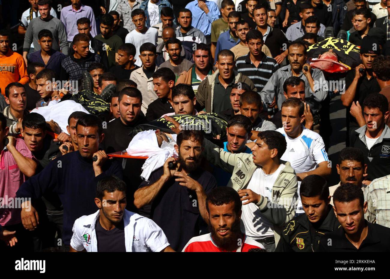 Bildnummer : 56231256 Datum : 30.10.2011 Copyright : imago/Xinhua (111030)-- GAZA, 30 octobre 2011 (Xinhua) -- des Palestiniens en deuil portent les corps de militants du Jihad islamique, tués dans des frappes aériennes israéliennes, lors de leurs funérailles dans la ville de Gaza, le 30 octobre 2011. Le mouvement du Jihad islamique a déclaré dimanche qu'il acceptait un cessez-le-feu négocié par l'Égypte avec Israël après une journée de violence transfrontalière qui a fait neuf morts palestiniens et un israélien, a déclaré un porte-parole du Jihad. (Xinhua) MIDEAST-GAZA-CONFLIT-FUNÉRAILLES PUBLICATIONxNOTxINxCHN Gesellschaft Trauer Trauerfeier Luftangriff Opfer Nahostkonflikt Banque D'Images