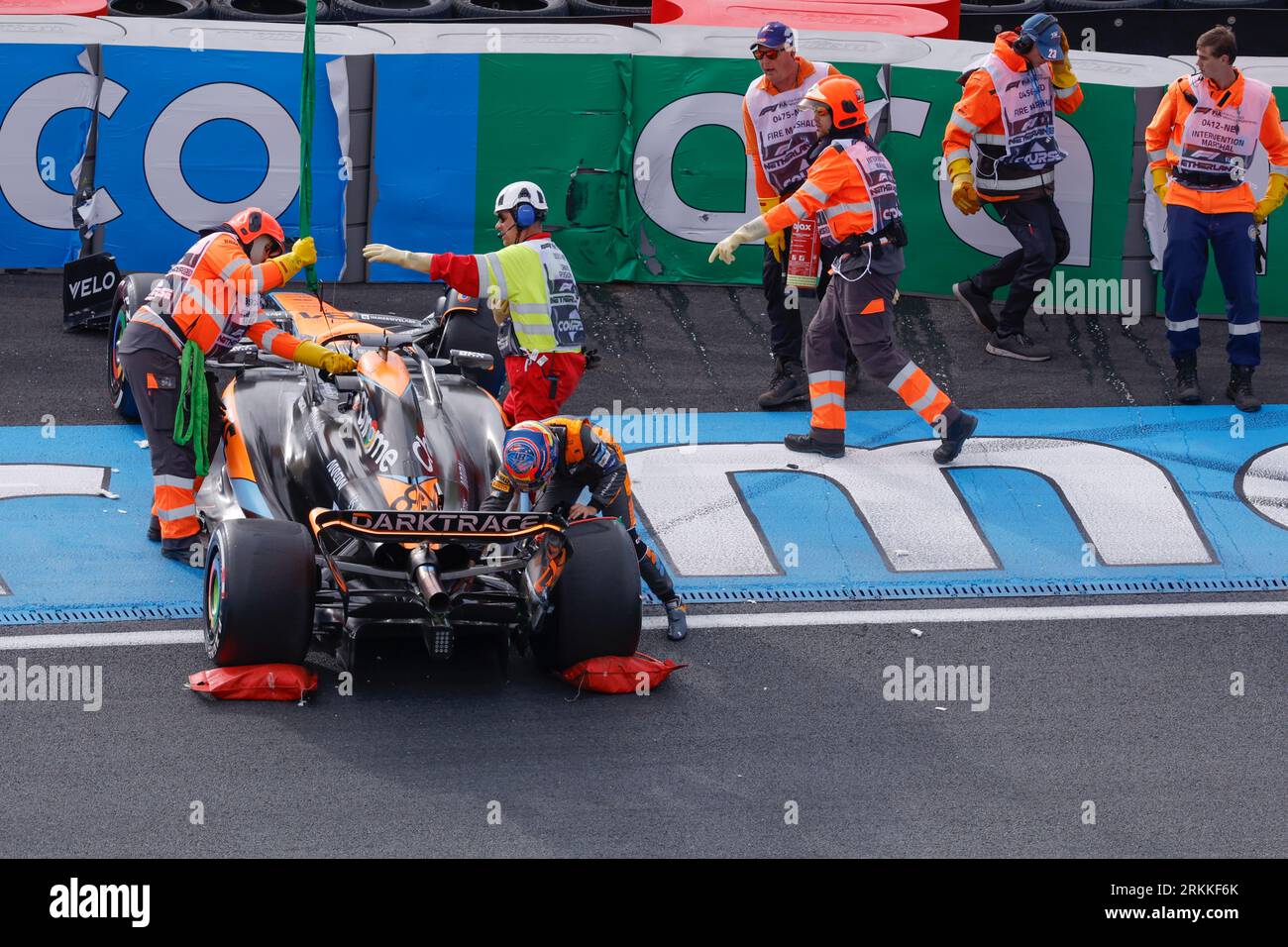 ZANDVOORT, PAYS-BAS - AOÛT 25 : Oscar Piastri de McLaren F1 Team et son accident directement après un accident dans les essais libres 2 pendant la Formule 1 à ci Banque D'Images