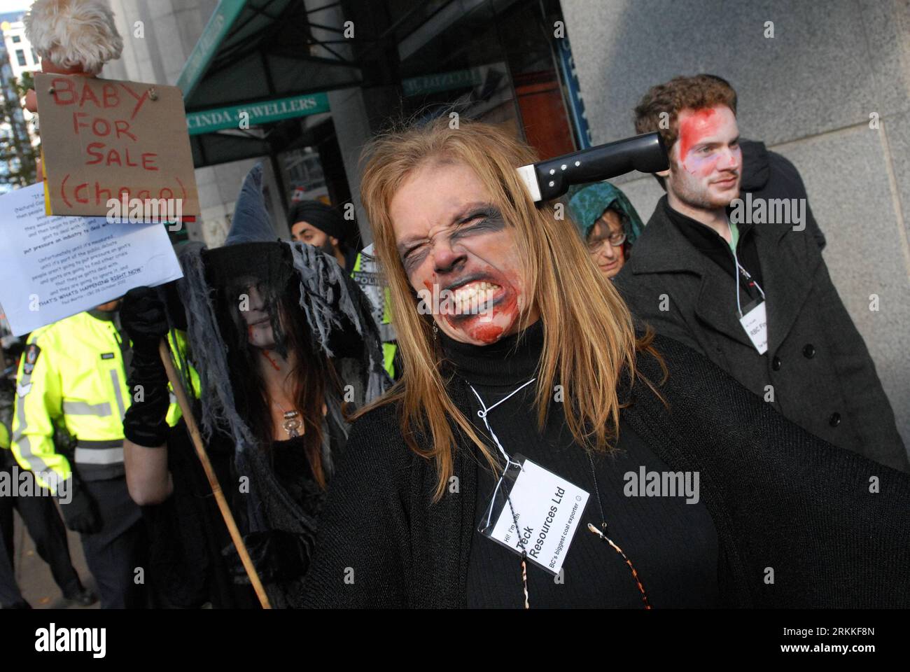 Bildnummer : 56235202 Datum : 31.10.2011 Copyright : imago/Xinhua (111101) -- VANCOUVER, 1 novembre 2011 (Xinhua) -- les membres du mouvement Occupy Vancouver, habillés en zombies corporatifs gourmands, marchent dans les rues lors d'une promenade de zombies dans le centre-ville de Vancouver au Canada, 31 octobre 2011. (Xinhua/Sergei Bachlakov) (dtf) CANADA-VANCOUVER-OCCUPY PROTESTER-ZOMBIE WALK PUBLICATIONxNOTxINxCHN Gesellschaft traditionnelle Feste Kanada Kostüm démonstration de protestation x0x xtm 2011 quer 56235202 Date 31 10 2011 Copyright Imago XINHUA Vancouver nov 1 2011 XINHUA membres du mouvement Occupy Vancouver habillés Banque D'Images