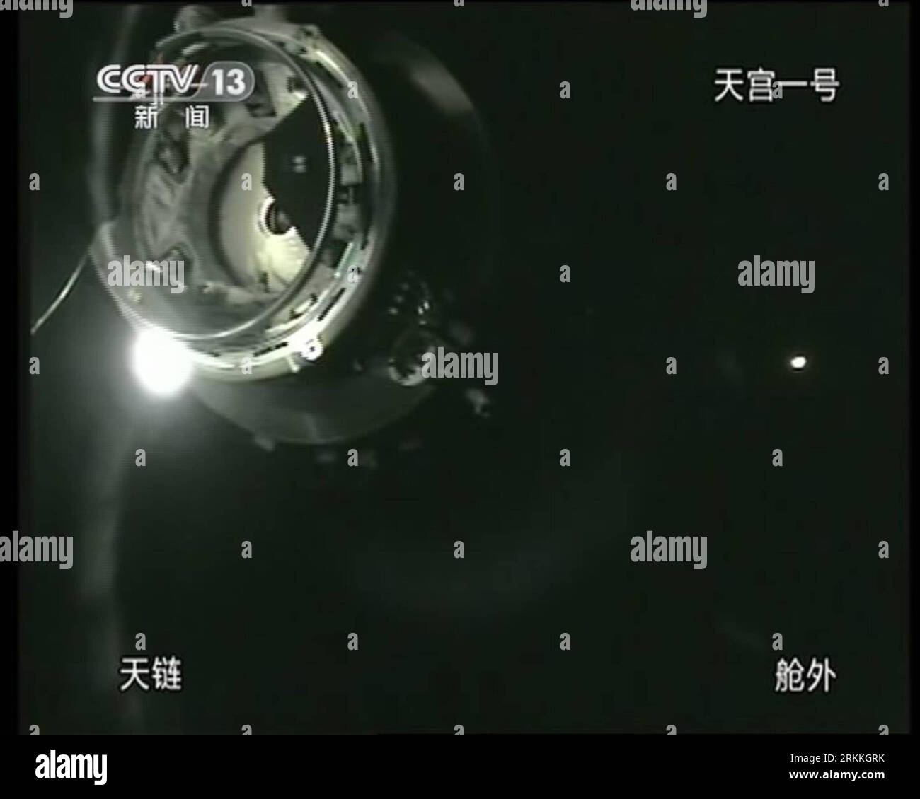 Bildnummer : 56241478 Datum : 02.11.2011 Copyright : imago/Xinhua (111103) -- PÉKIN, 3 novembre 2011 (Xinhua) -- Une capture vidéo prise à la télévision centrale de Chine le 3 novembre 2011 montre le vaisseau spatial Shenzhou-8 amarré avec le module de laboratoire spatial Tiangong-1. Vaisseau spatial sans pilote Shenzhou-8 amarré avec le module de laboratoire spatial Tiangong-1 tôt jeudi, selon le Centre de contrôle aérospatial de Beijing. (Xinhua) (ljh) (TIANGONG-1&SHENZHOU-8 DOCKING)CHINA-TIANGONG-1 -SHENZHOU-8 -DOCKING (CN) PUBLICATIONxNOTxINxCHN Gesellschaft Raumfahrt Andocken Andockmanöver x0x xst 2011 quadrat premiumd 56241478 DAT Banque D'Images