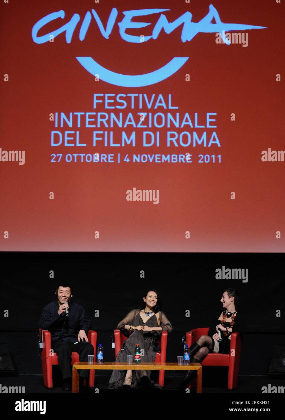 Bildnummer : 56242371 Datum : 02.11.2011 Copyright : imago/Xinhua (111102) -- ROME, 2 novembre 2011 (Xinhua) -- le réalisateur chinois Gu Changwei(L) et l'actrice Zhang Ziyi (C) assistent à la conférence de presse du film Love for Life (Zui ai) au 6e Festival international du film de Rome, Italie, le 2 novembre 2011. Le film, adapté d'un roman, raconte une histoire d'amour tragique entre deux amoureux du sida. (Xinhua/Wang Qingqin) (wf) ITALIE-ROME-FILM FESTIVAL- AMOUR POUR LA VIE -GU CHANGWEI-ZHANG ZIYI PUBLICATIONxNOTxINxCHN People Kultur Entertainment People film 6. Filmfestival ROM Photocall premiumd xns x0x 20 Banque D'Images