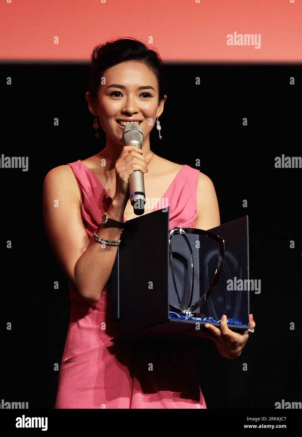 Bildnummer : 56248977 Datum : 04.11.2011 Copyright : imago/Xinhua (111105) -- ROME, 5 novembre 2011 (Xinhua) -- l'actrice chinoise Zhang Ziyi reçoit le prix Lancia élégance et tempérament lors de la cérémonie de remise des prix collatéraux du 6e Festival international du film de Rome à Rome, Italie, le 4 novembre 2011. (Xinhua) (llp) ITALIE-ROME-FILM FESTIVAL-ZHANG ZIYI-AWARD PUBLICATIONxNOTxINxCHN People Entertainment film Filmfestival Preisträger Objekte Trophäe x1x xst 2011 hoch 56248977 Date 04 11 2011 Copyright Imago XINHUA Rome nov 5 2011 XINHUA l'actrice chinoise Zhang Ziyi reçoit la Lancia Elegance et Tempe Banque D'Images