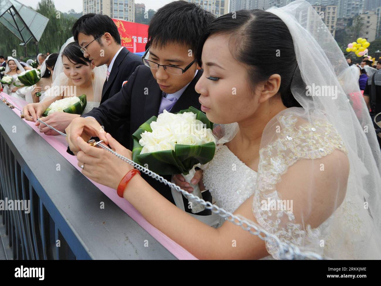 Bildnummer : 56250872 Datum : 05.11.2011 Copyright : imago/Xinhua (111105) -- CHONGQING, 5 novembre 2011 (Xinhua) -- les couples nouvellement mariés verrouillent leur casier d'amour après un mariage de groupe tenu à Chongqing, dans le sud-ouest de la Chine, le 5 novembre 2011. Soixante-six couples nouvellement mariés ont participé au quatrième mariage du groupe de travailleurs migrants de Chongqing dans le district de Nan an an de la ville samedi. (Xinhua/Li Jian)(mcg) CHINA-CHONGQING-MIGRANT WORKING-GROUP WEDDING (CN) PUBLICATIONxNOTxINxCHN Gesellschaft Hochzeit Massenhochzeit xbs x0x 2011 quer 56250872 Date 05 11 2011 Copyright Imago XINHUA Chongqing nov 5 2011 XINHU Banque D'Images