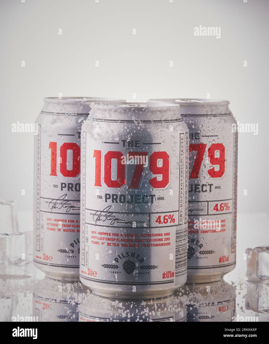 Mansfield, Nottingham, Royaume-Uni, 25 août 2023 : image de produit de studio des canettes du Project lager 1079 produit et vendu par Aldi. Banque D'Images