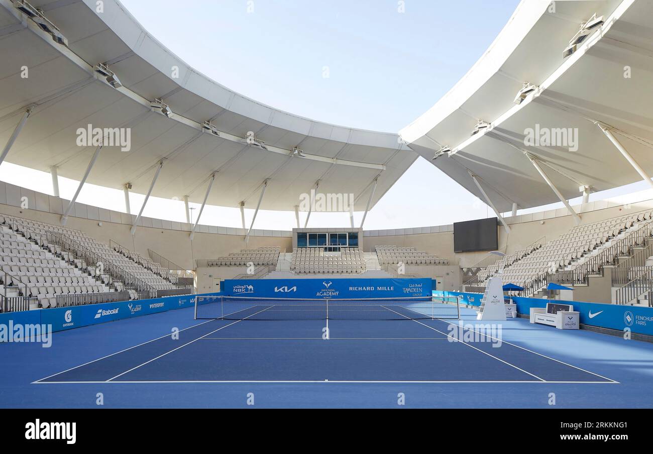 Court de tennis partiellement couvert d'auvent. 360 Mall, Kuweit City, Koweït. Architecte : CRTKL, 2021. Banque D'Images