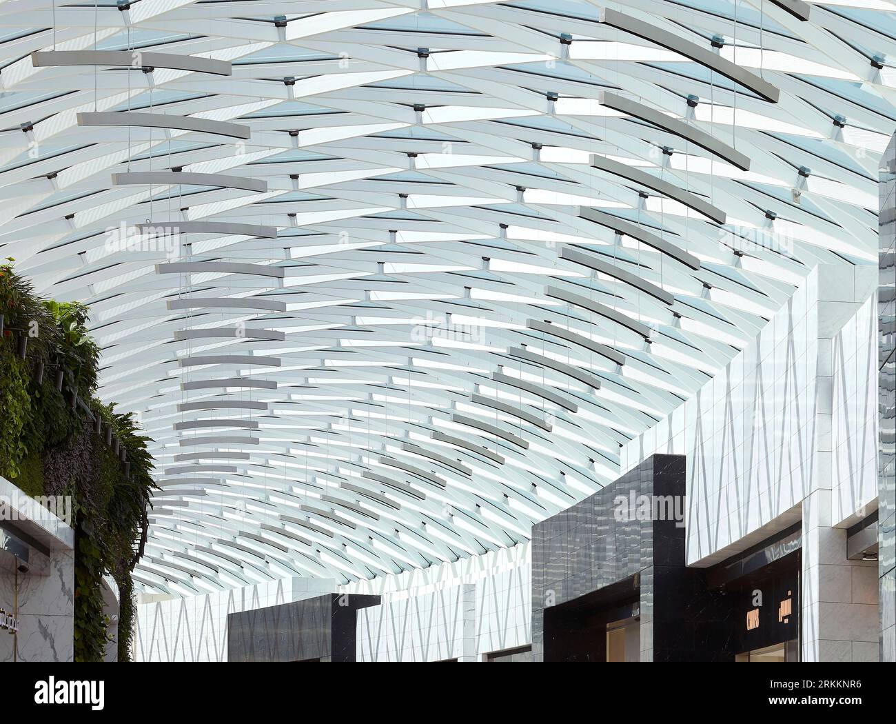 Ecran de plafond. 360 Mall, Kuweit City, Koweït. Architecte : CRTKL, 2021. Banque D'Images