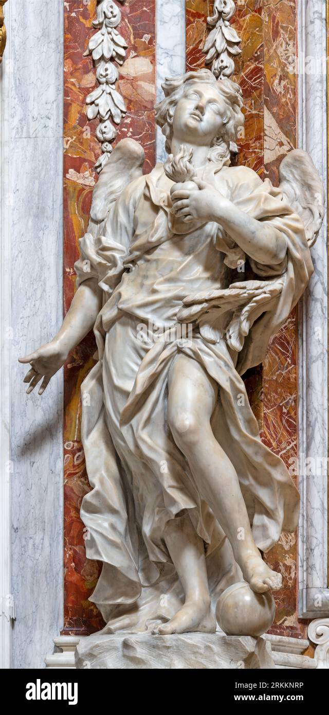 GENOVA, ITALIE - 8 MARS 2023 : la statue baroque en marbre de l'ange (amour à Dieu) avec le coeur dans l'église Chiesa di san Filippo Neri Banque D'Images