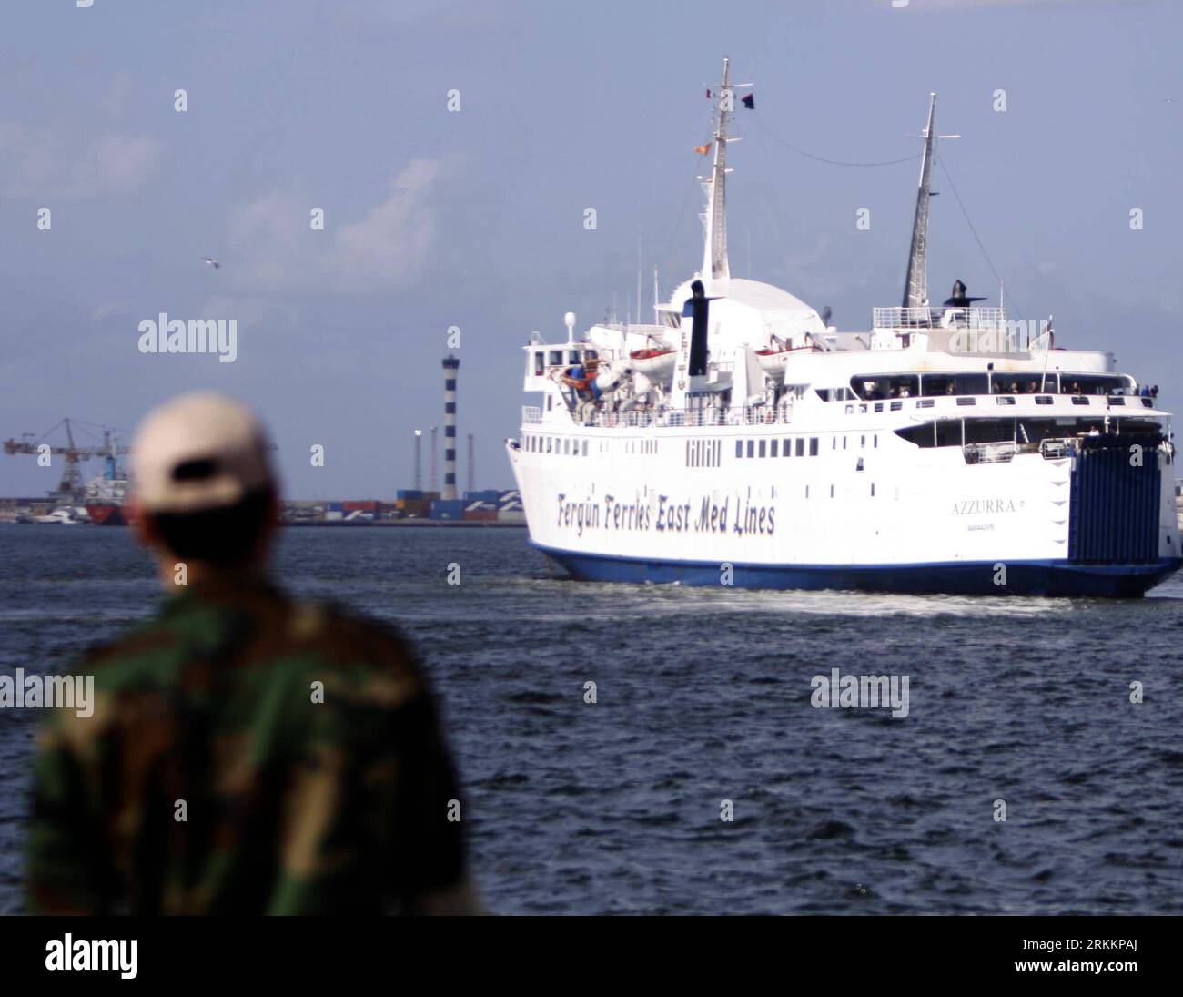 Bildnummer : 56268792 Datum : 10.11.2011 Copyright : imago/Xinhua (111110) -- TRIPOLI, 10 novembre 2011 (Xinhua) -- Un paquebot transportant des passagers de Malte arrive dans un port de Tripoli, Libye, le 10 novembre 2011. La ligne de passagers a été reprise entre la Libye et Malte. (Xinhua/Hamza Turkia) LIBYA-TRIPOLI-MALTA-LINER PUBLICATIONxNOTxINxCHN Wirtschaft transport Logistik Verkehr Schifffahrt Fähre Schiff Wiederaufnahme x0x xst premiumd 2011 quer 56268792 Date 10 11 2011 Copyright Imago XINHUA Tripoli nov 10 2011 XINHUA un paquebot transportant des passagers de Malte arrive DANS un port de Tripoli Libye Banque D'Images