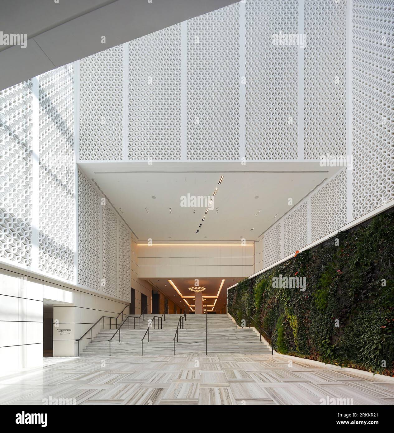 Couloir à côté de la grande salle de bal. 360 Mall, Kuweit City, Koweït. Architecte : CRTKL, 2021. Banque D'Images