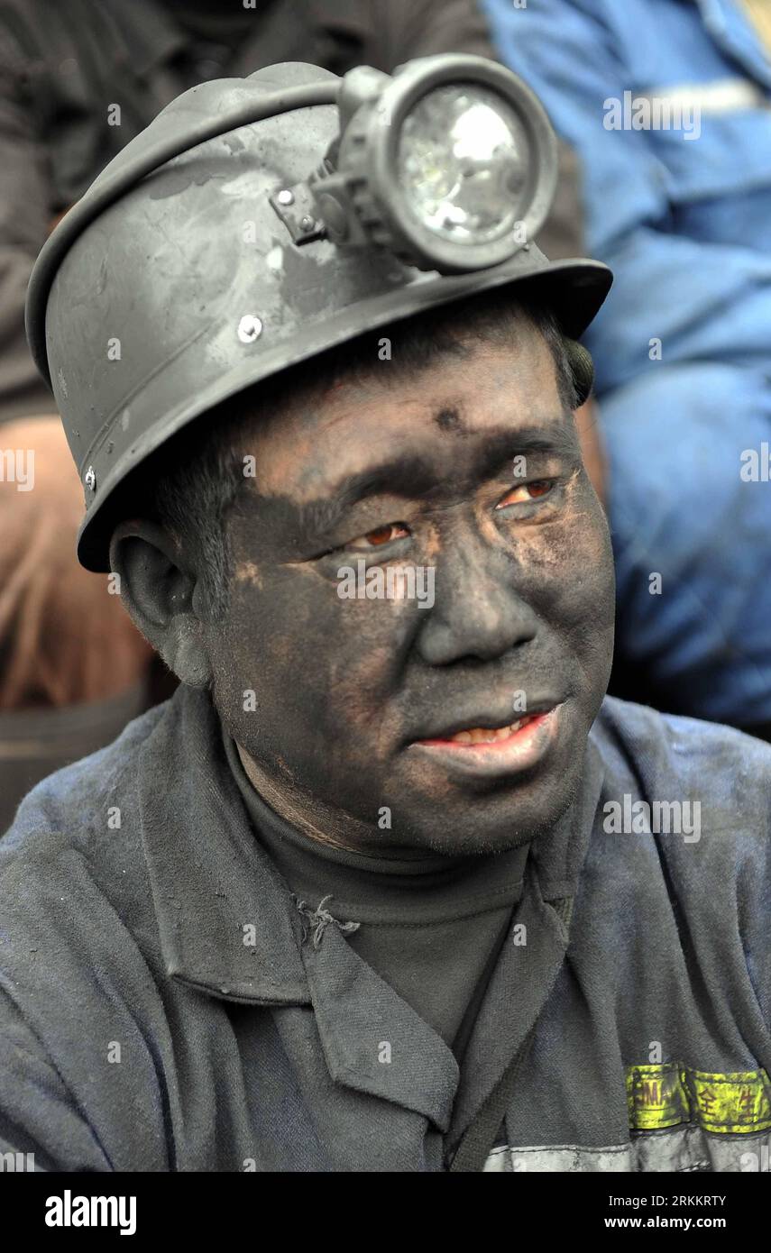 Bildnummer : 56273369 Datum : 12.11.2011 Copyright : imago/Xinhua (111112) -- SHIZHONG, 12 novembre 2011 (Xinhua) -- Un sauveteur introduit un processus de recherche à la mine de charbon de Sizhuang dans le comté de Shizong, province du Yunnan au sud-ouest de la Chine, 12 novembre 2011. Jusqu’à 8 heures du matin, heure de Pékin (0000 h GMT) le 12 novembre, 22 mineurs ont été confirmés morts et 21 étaient toujours portés disparus après un accident de fuite de gaz survenu à la mine de charbon de Sizhuang à Shizong jeudi. (Xinhua/Yang Zongyou) (mcg) CHINA-YUNNAN-SHIZHONG-MINE DE GAZ DE MINE DE CHARBON (CN) PUBLICATIONxNOTxINxCHN Gesellschaft Bergbau Kumpel Bergarbeiter Porträt Erschöpfu Banque D'Images