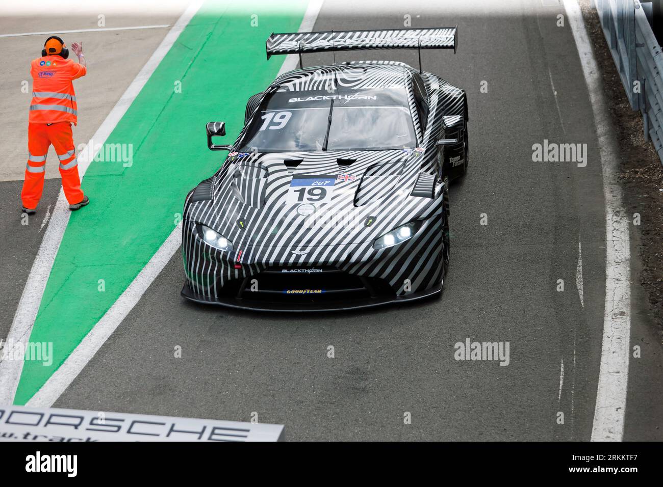 Circuit de Silverstone, Silverstone, NR, Towcester, 25 août, 2023. une 2017, l’Aston Martin GT3 traverse la voie internationale des stands avant la séance de qualification des Masters Endurance Legends. Par John Gaffen/Alamy Live News Banque D'Images