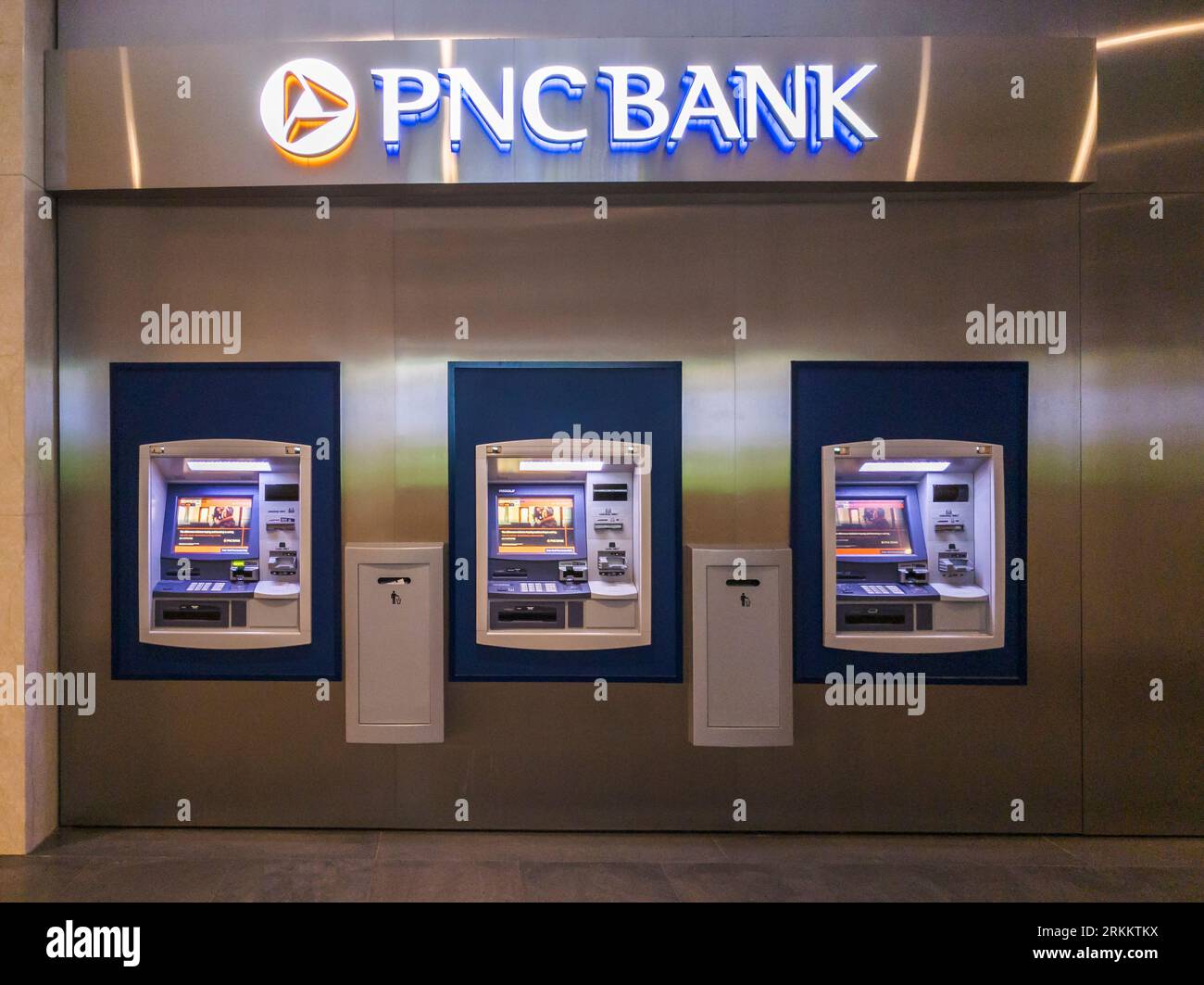 Distributeurs automatiques de billets de la PNC Bank dans le Lower Manhattan à New York le dimanche 13 août 2023. (© Richard B. Levine) Banque D'Images