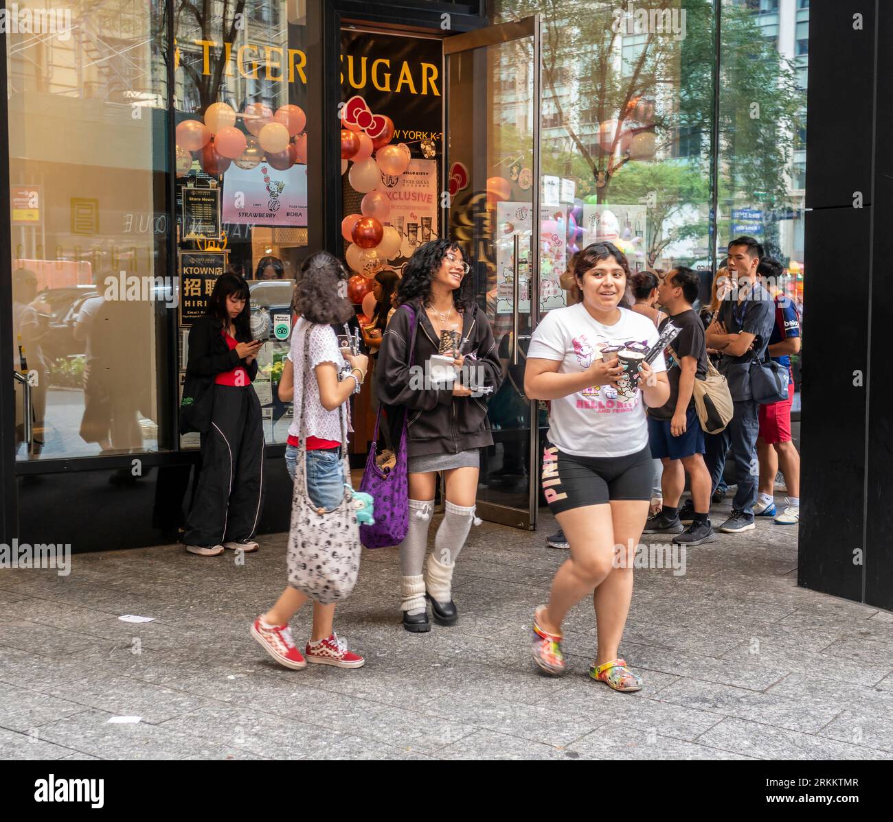 Des centaines de personnes font la queue pendant des heures devant le magasin de thé Tiger Sugar Bubble à Koreatown à New York le samedi 12 août 2023 pour acheter la boisson Tiger Sugar Hello Kitty Crush en édition limitée. (© Richard B. Levine) Banque D'Images