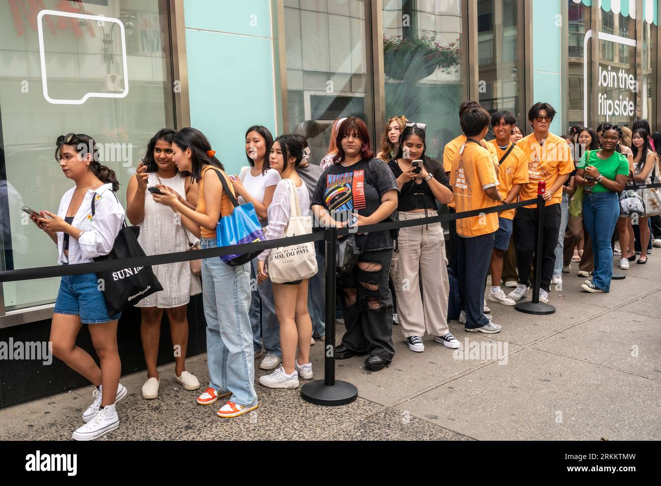 Des centaines de fans s'alignent devant l'événement pop-up Samsung Galaxy Open Market à Herald Square à New York le samedi 12 août 2023 en attendant une apparition de l'artiste KPop pH-1. (© Richard B. Levine) Banque D'Images