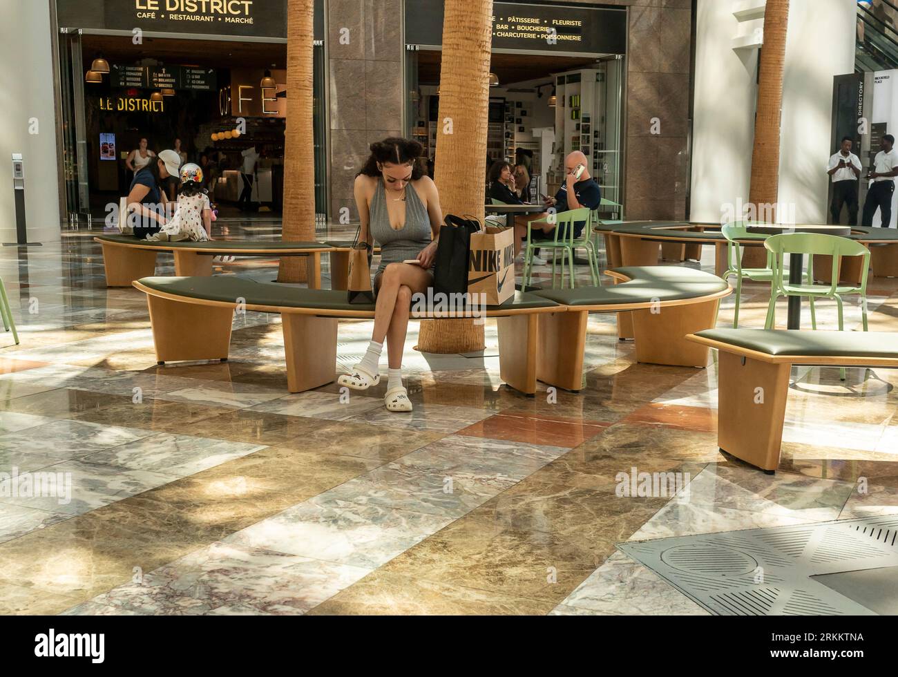 Visiteurs du Brookfield place Winter Garden dans le Lower Manhattan à New York le dimanche 13 août 2023. (© Richard B. Levine) Banque D'Images