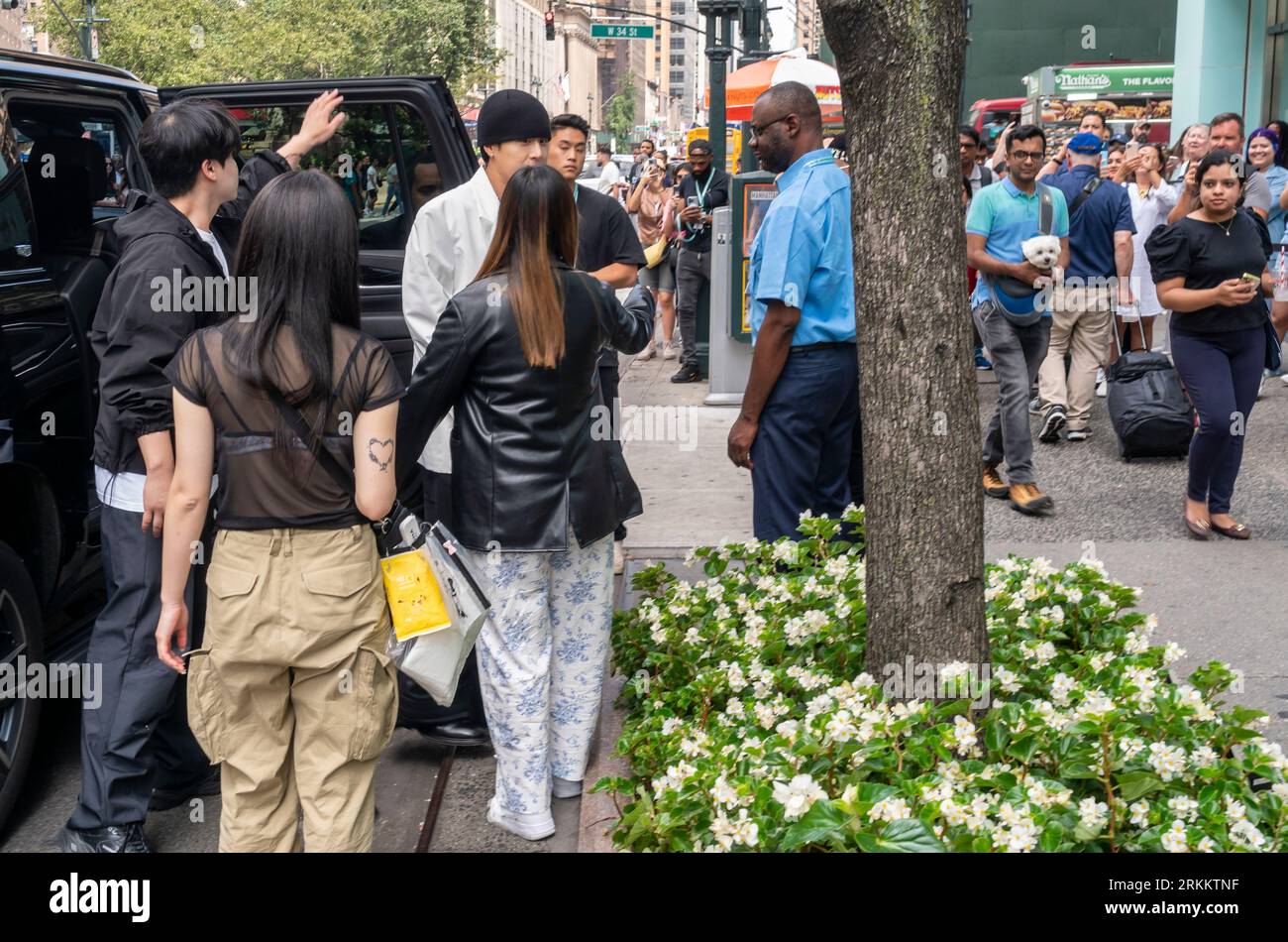 Accueilli par des centaines de fans faisant la queue devant l'événement pop-up Samsung Galaxy Open Market à Herald Square à New York le samedi 12 août 2023, l'artiste pH-1 de KPop arrive pour une apparition. (© Richard B. Levine) Banque D'Images