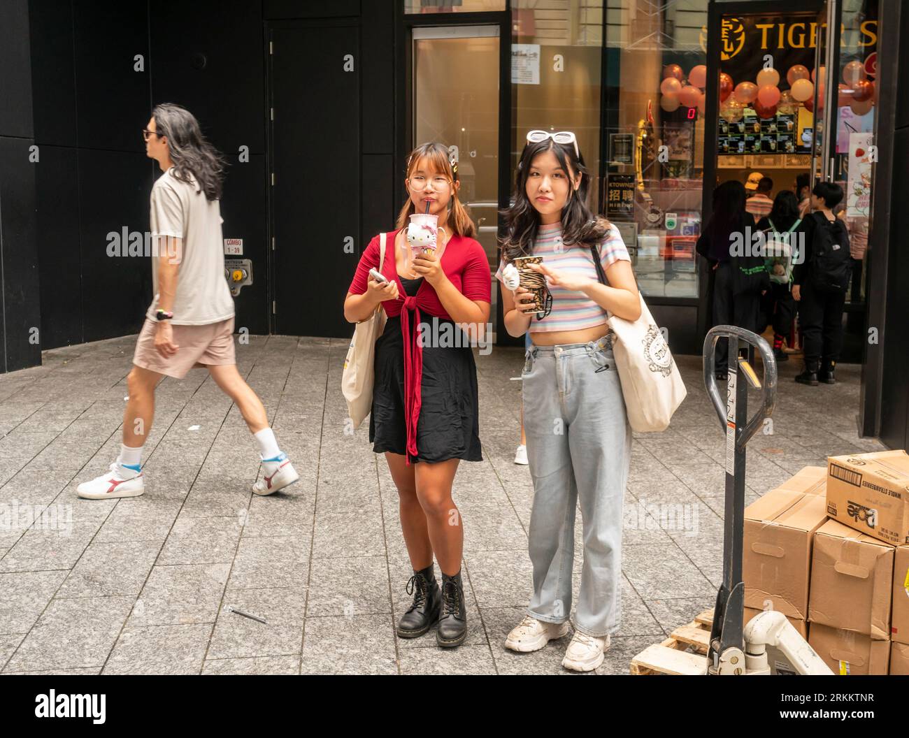 Des centaines de personnes font la queue pendant des heures devant le magasin de thé Tiger Sugar Bubble à Koreatown à New York le samedi 12 août 2023 pour acheter la boisson Tiger Sugar Hello Kitty Crush en édition limitée. (© Richard B. Levine) Banque D'Images