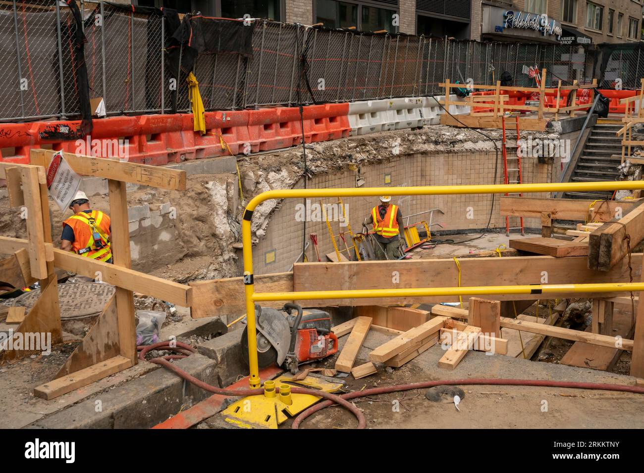 Des travailleurs rénovent une entrée de la station de métro West 14th Street IND sur la sixième avenue à Chelsea le mardi 15 août 2023. (© Richard B. Levine) Banque D'Images
