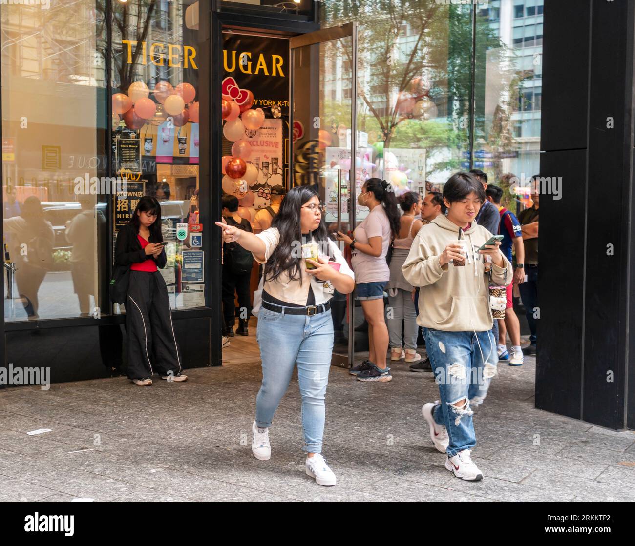 Des centaines de personnes font la queue pendant des heures devant le magasin de thé Tiger Sugar Bubble à Koreatown à New York le samedi 12 août 2023 pour acheter la boisson Tiger Sugar Hello Kitty Crush en édition limitée. (© Richard B. Levine) Banque D'Images