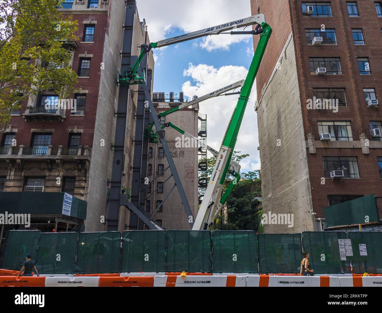 Le contreventement est installé sur un bâtiment adjacent à un chantier de construction sur la Cinquième Avenue à New York le vendredi 18 août 2023 (© Richard B. Levine) Banque D'Images