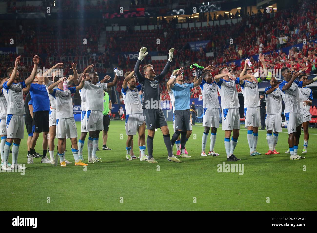 Pamplona, Espagne. 24 août 2023. Les joueurs du Club Bruges célèbrent la victoire avec les supporters lors de la première manche de la manche précédente de l'UEFA Europa Conference League 2023-24 entre CA Osasuna et Club Brugge à l'Estadio de El Sadar, à Pampelune, le 24 août 2023. (Photo Alberto Brevers/Pacific Press) crédit : Pacific Press Media production Corp./Alamy Live News Banque D'Images