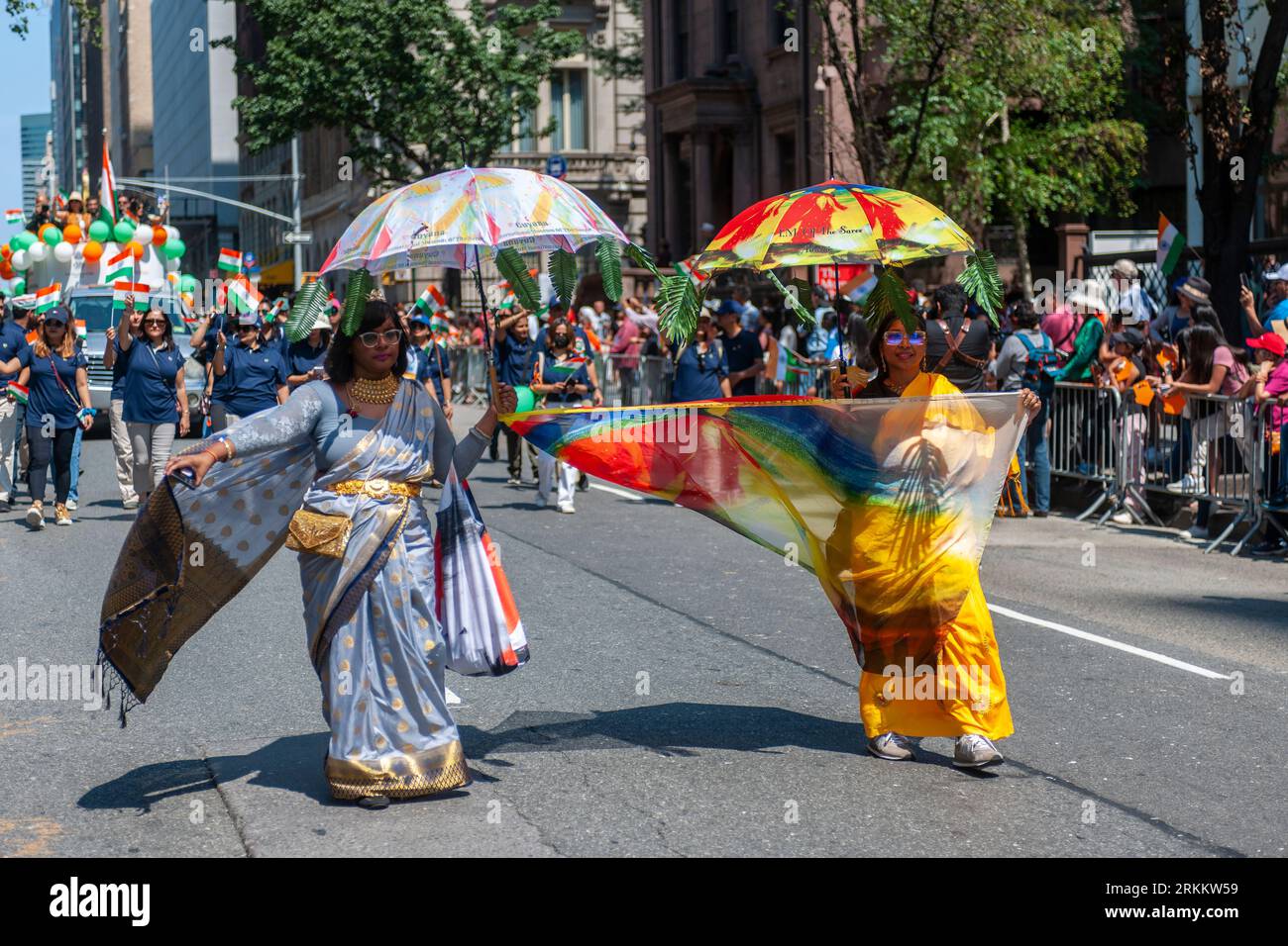 Défilez en saris à la parade du jour de l'indépendance indienne sur Madison Avenue le dimanche 20 août 2023. Le défilé célèbre l'anniversaire de la partition de l'Inde de la domination britannique le 15 août 1947. (© Richard B. Levine) Banque D'Images