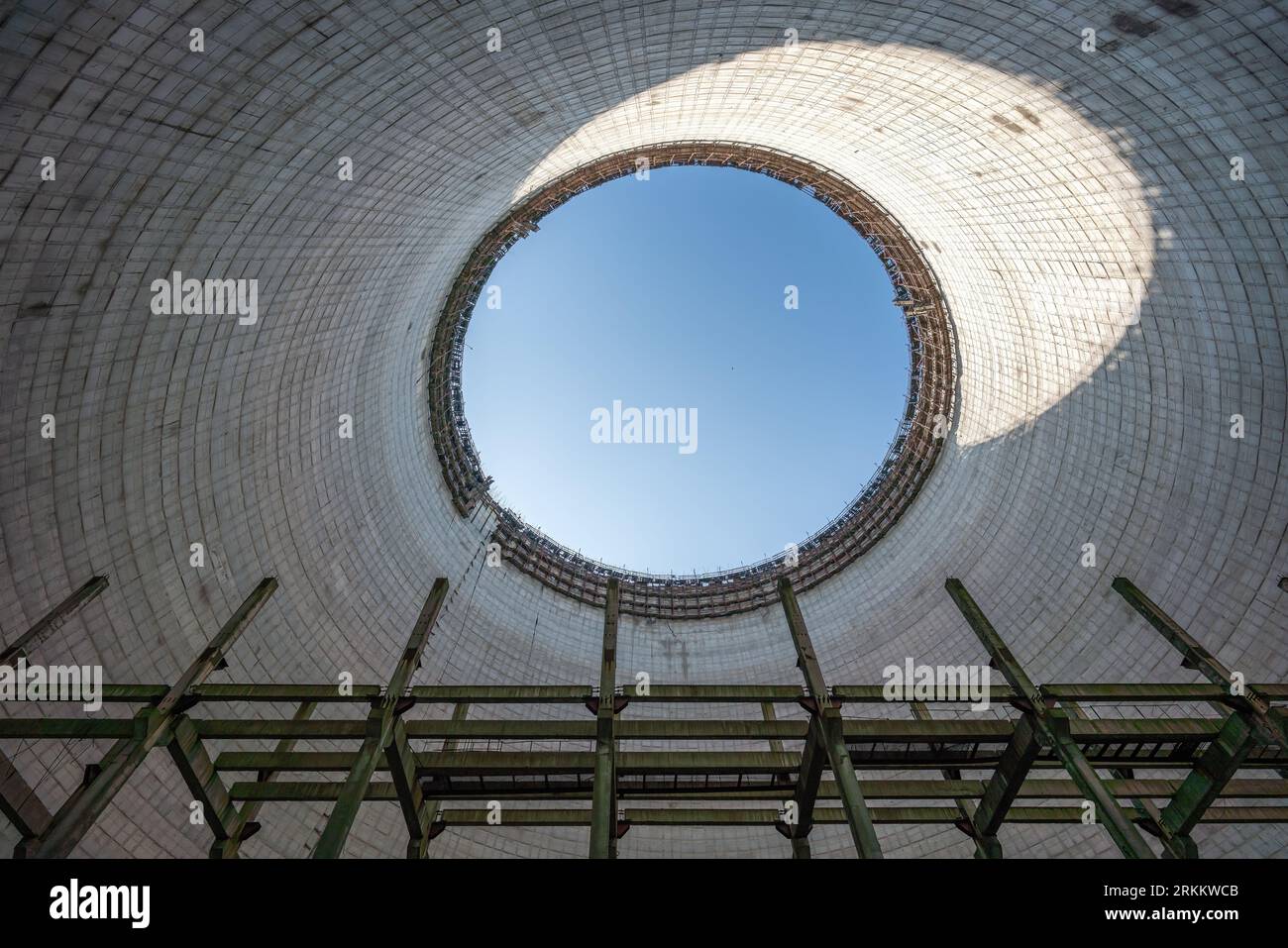 Intérieur de la tour de refroidissement inachevée - zone d'exclusion de Tchernobyl, Ukraine Banque D'Images