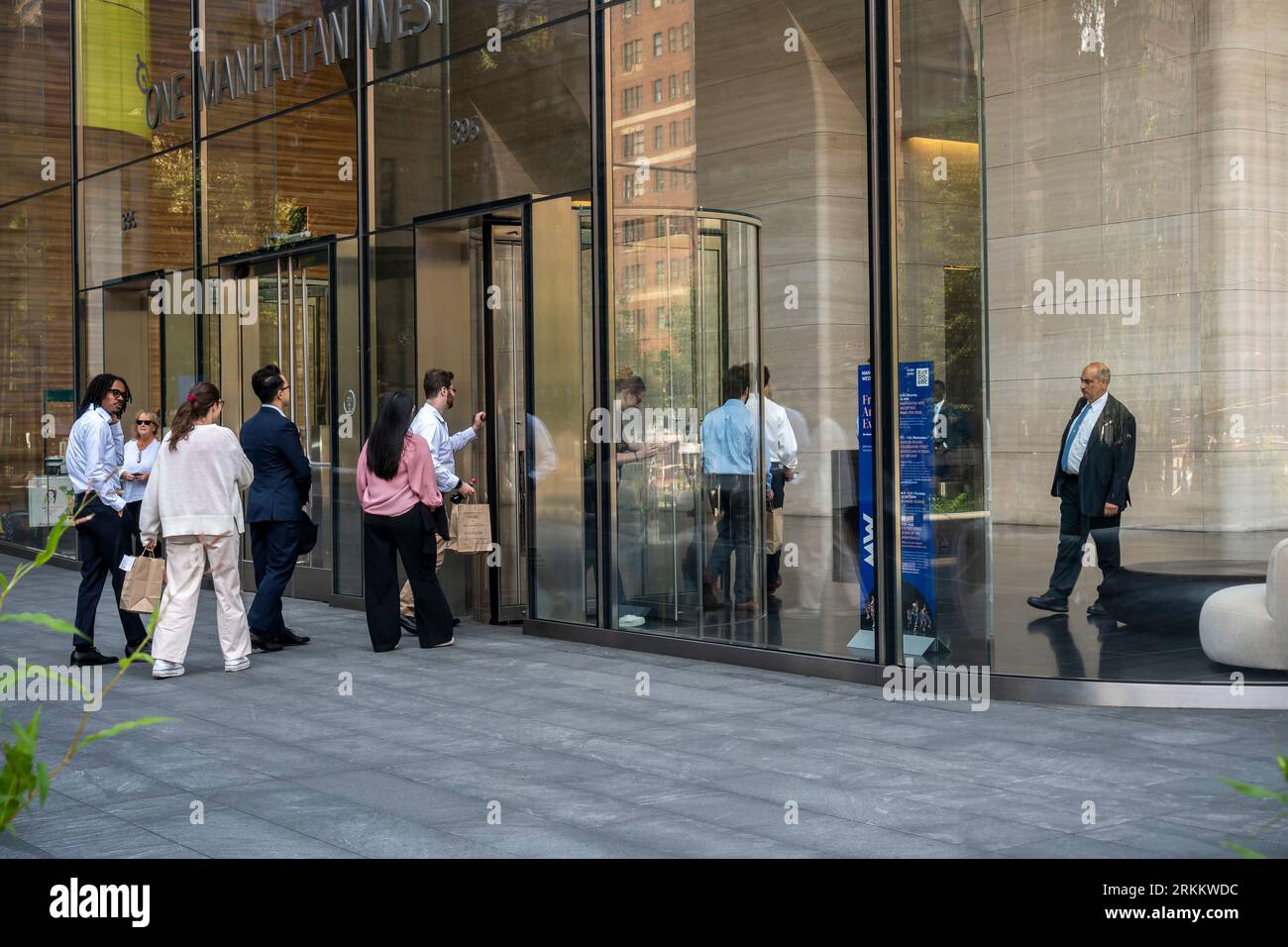 Groupe d'employés de bureau avec leurs repas à emporter retournent au complexe Manhattan West à New York le mardi 22 août 2023. (© Richard B. Levine) Banque D'Images
