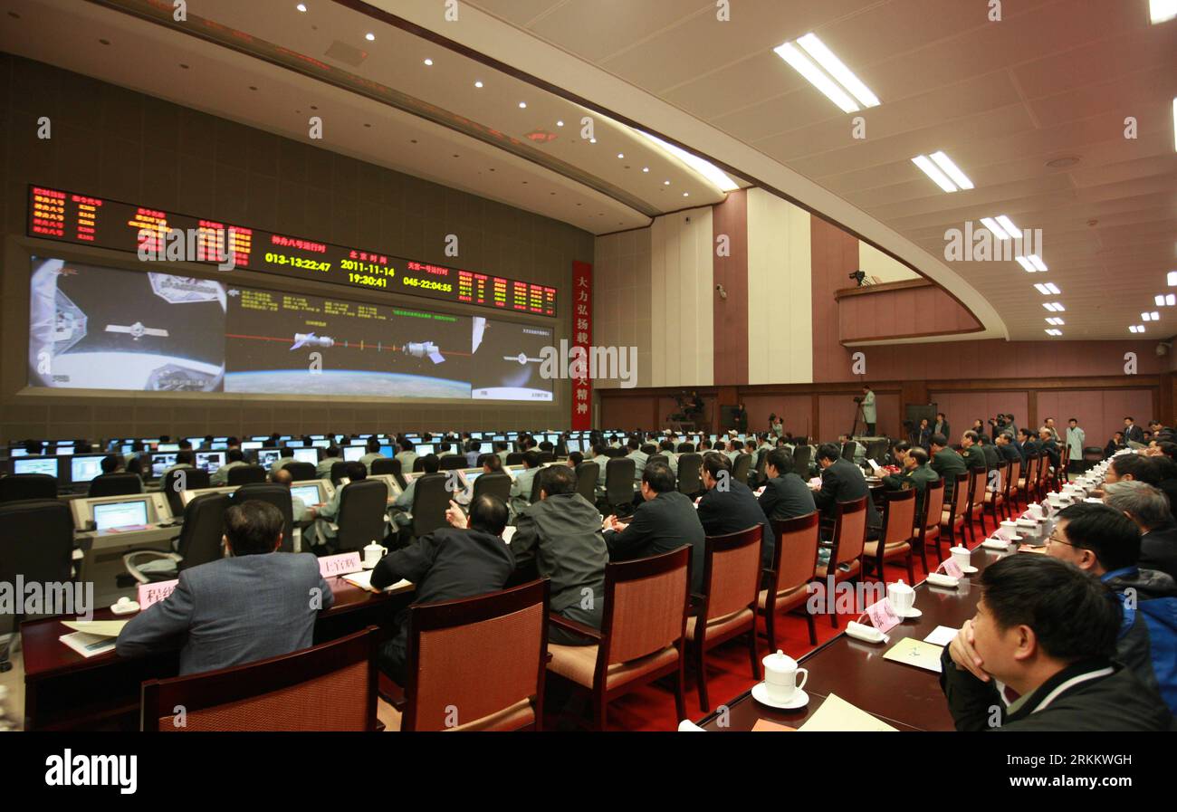 Bildnummer : 56281533 Datum : 14.11.2011 Copyright : imago/Xinhua (111114) -- BEIJING, 14 novembre 2011 (Xinhua) -- la photo prise le 14 novembre 2011 montre la scène dans le centre de contrôle des vols aérospatiaux de Beijing, à Beijing, capitale de la Chine. Le vaisseau spatial sans pilote Shenzhou-8 de la Chine a réussi à se ré-arrimer avec le Tiangong-1, un module du laboratoire spatial prévu pour le pays lundi. (Xinhua/Wang Jianmin) (xzj) (TIANGONG-1&SHENZHOU-8 DOCKING)CHINA-BEIJING-SHENZHOU-8 ET TIANGONG-1-REDOCK (CN) PUBLICATIONxNOTxINxCHN Gesellschaft Raumfahrt Kontrollzentrum x0x xst premiumd 2011 quer 56281533 Date 14 11 20 Banque D'Images