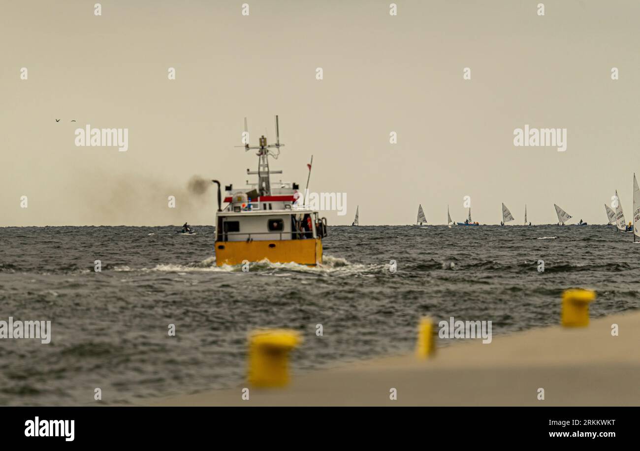 Mouettes, flashes, bateau de pêche, vagues de mer - TEMPÊTE Banque D'Images